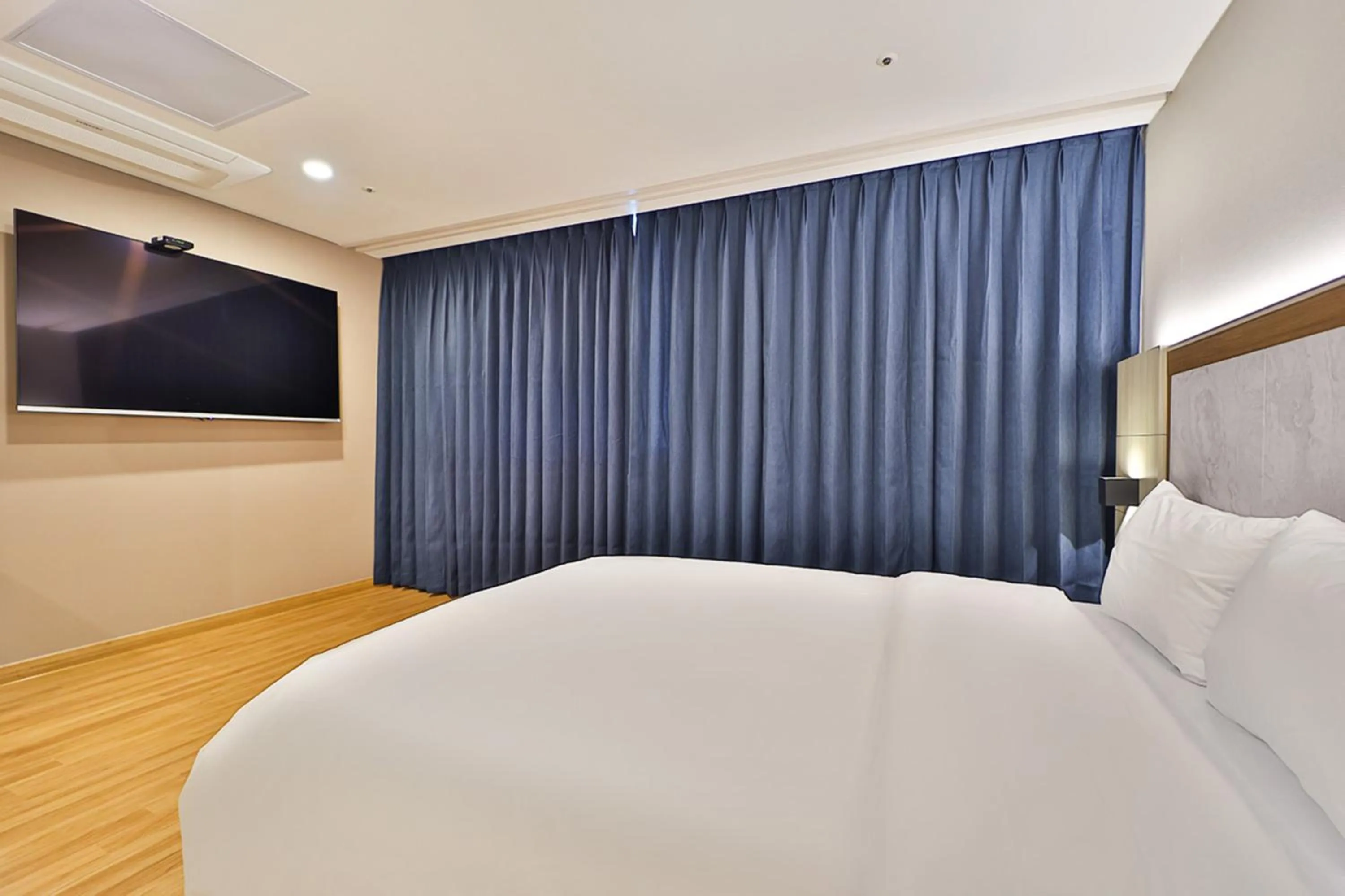 Bedroom, Bed in Gimhae City Hotel