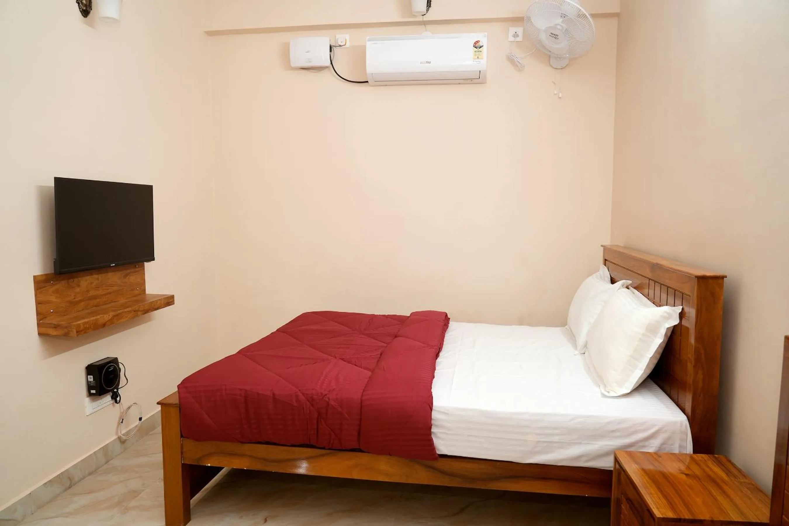 Communal lounge/ TV room, Bed in HILL PALACE RESIDENCY COORG