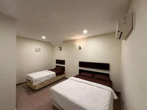 Ezzy In Hotel