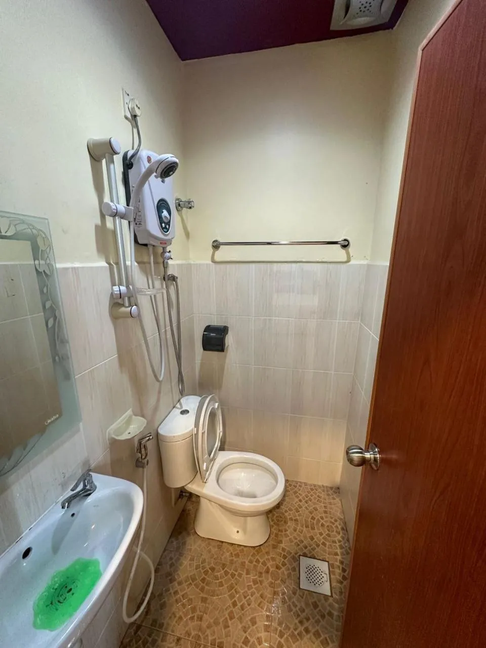 Shower in Ezzy In Hotel