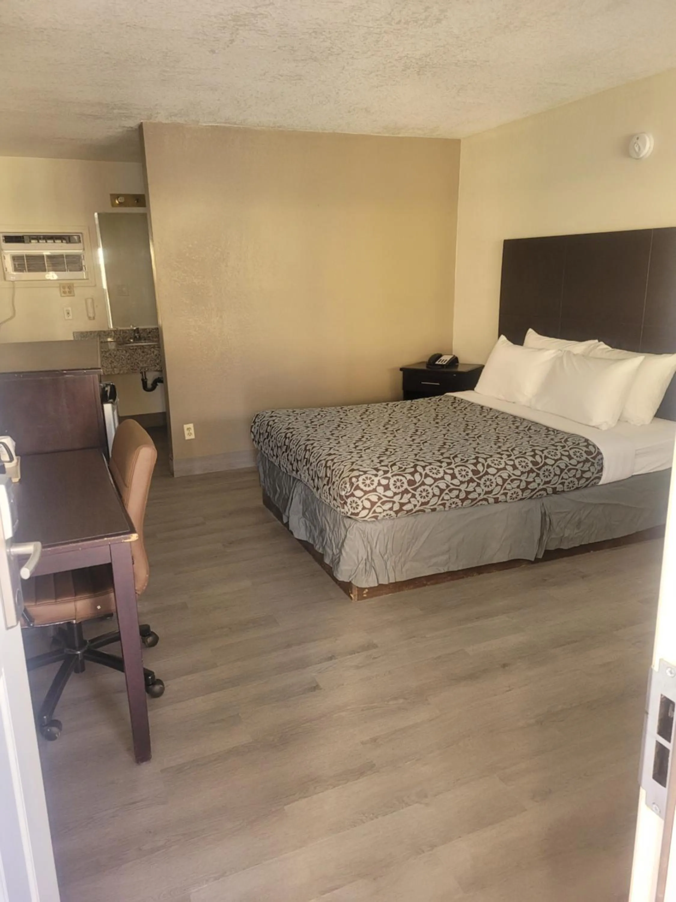 Bed in Econo Lodge Las Vegas