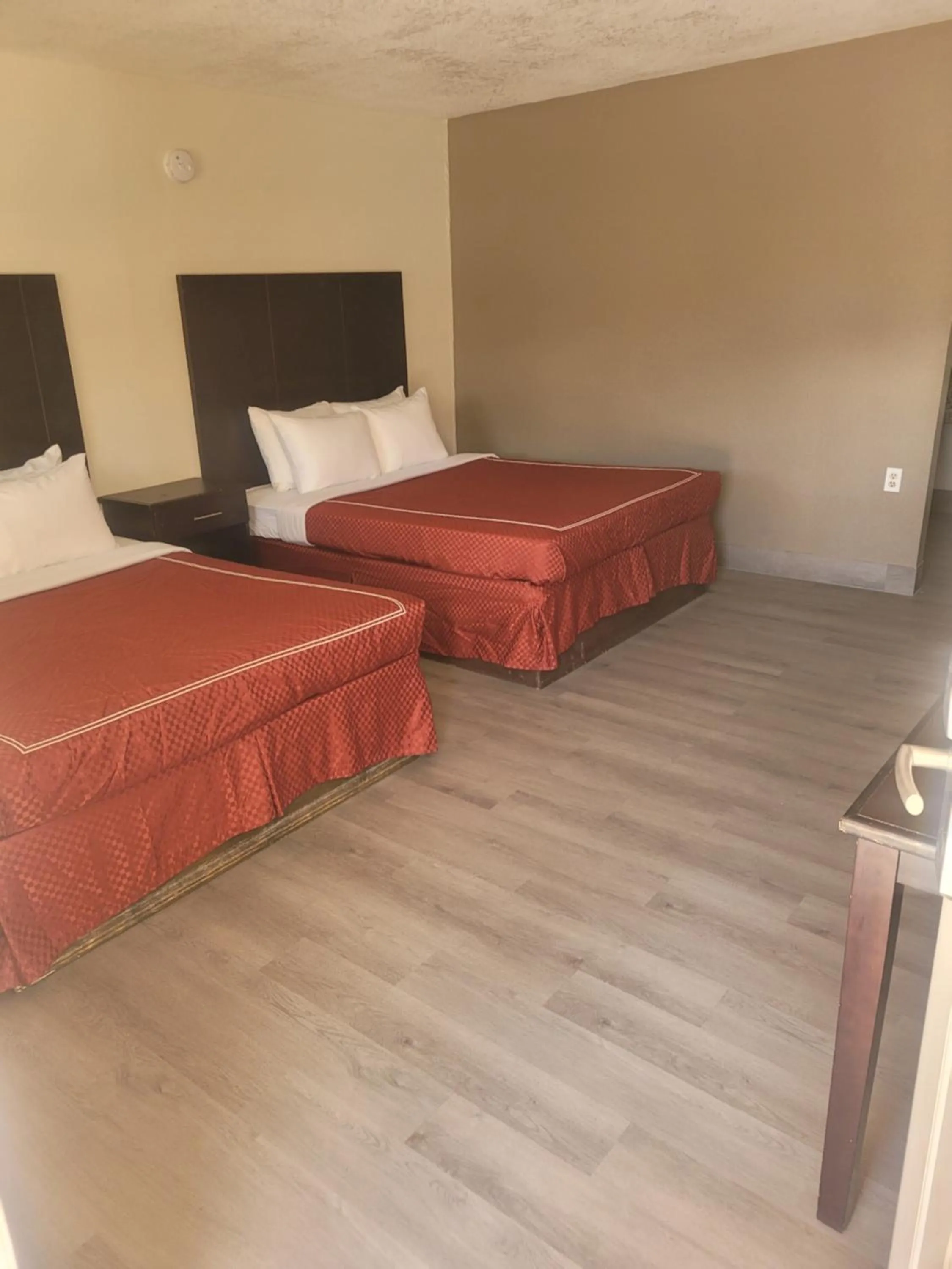 Bed in Econo Lodge Las Vegas