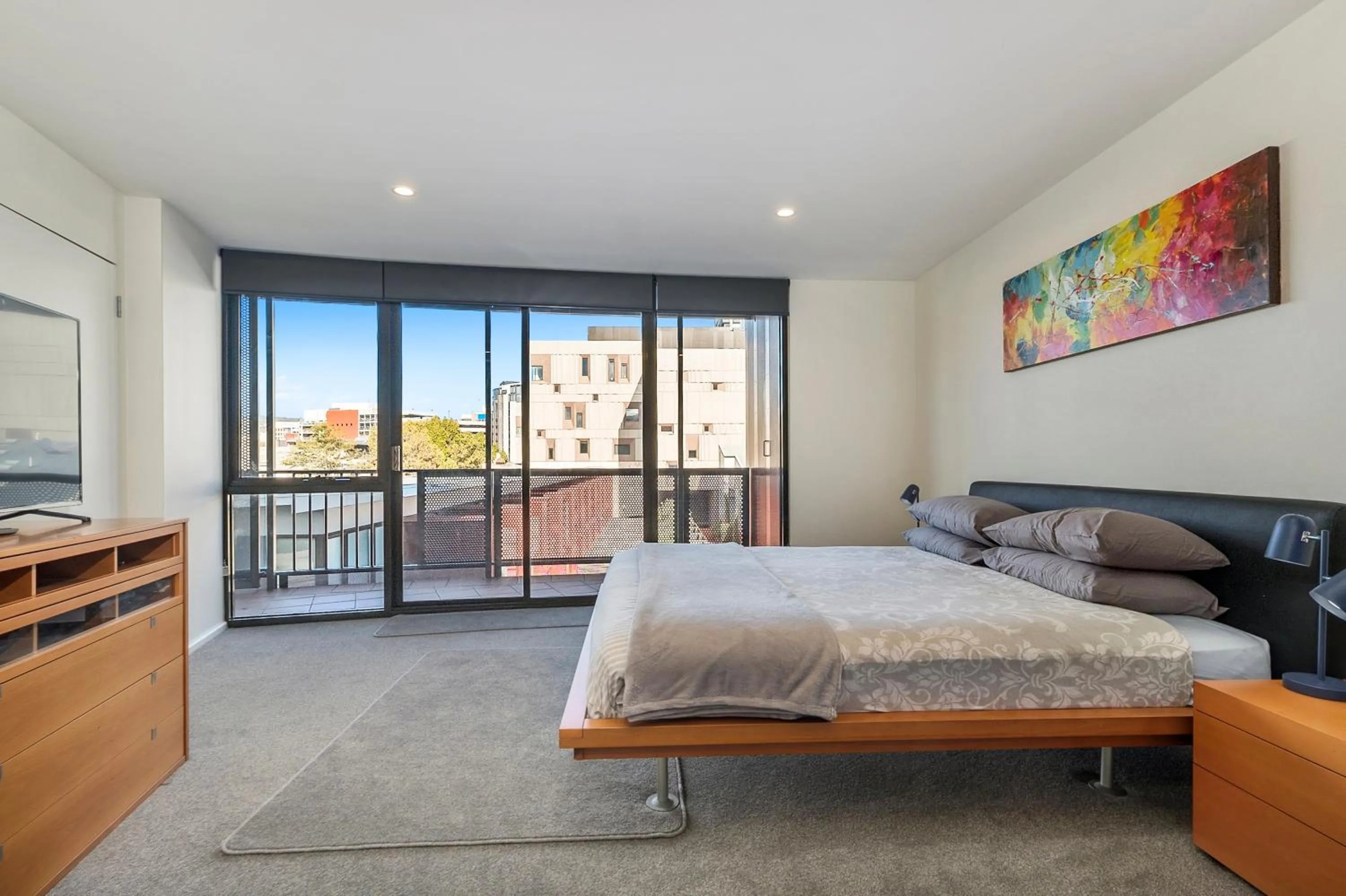 Inner-city 2 bedroom apartment - perfectly located