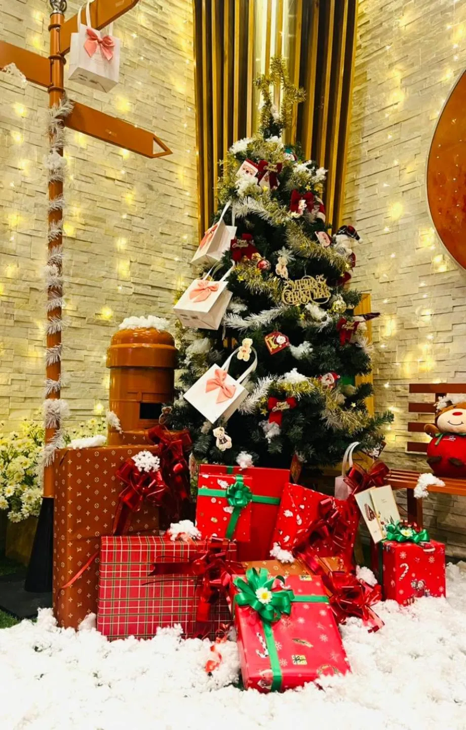 Communal lounge/ TV room in Phương Anh Valley Hotel