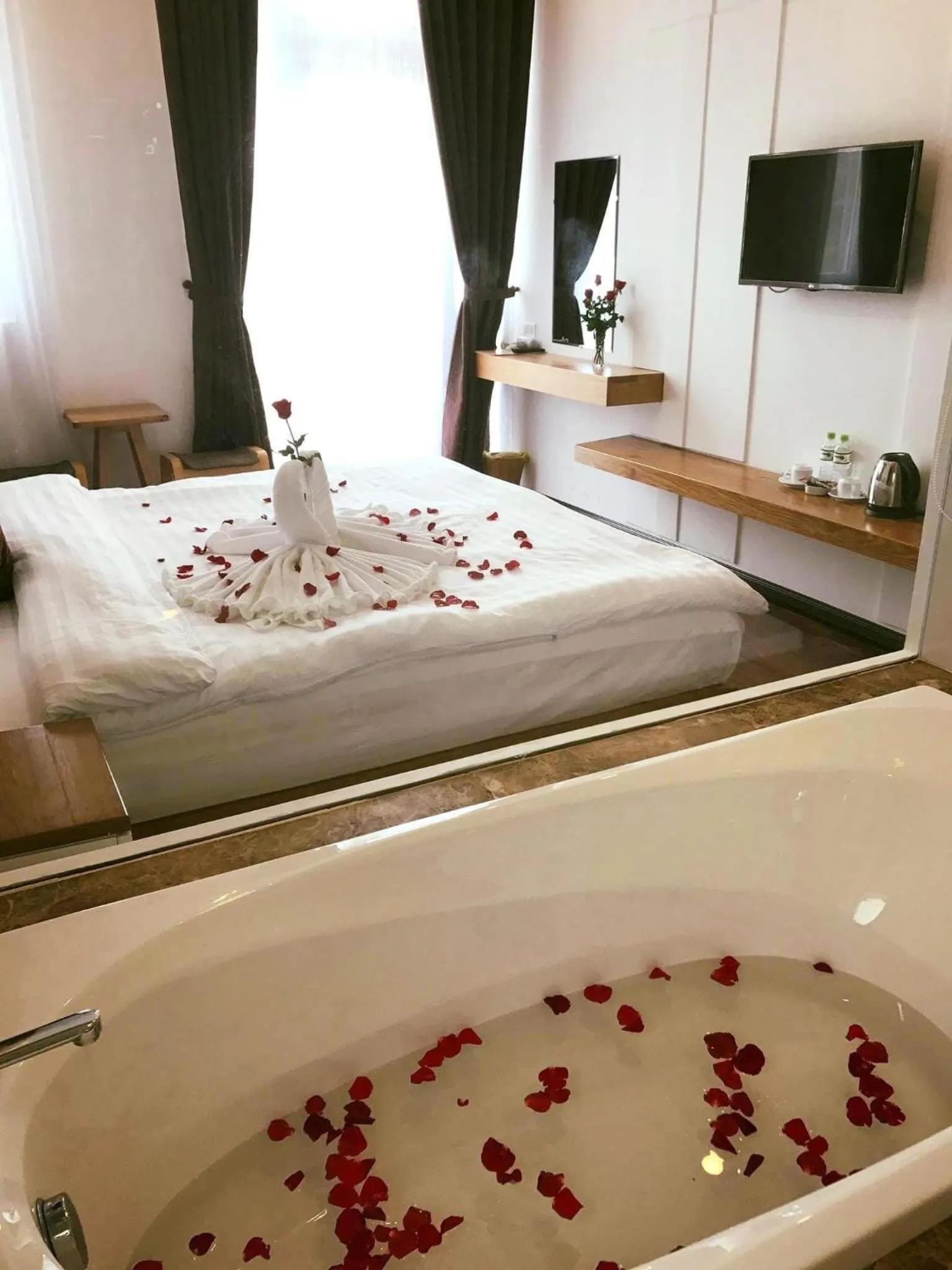 Shower, Bed in Phương Anh Valley Hotel