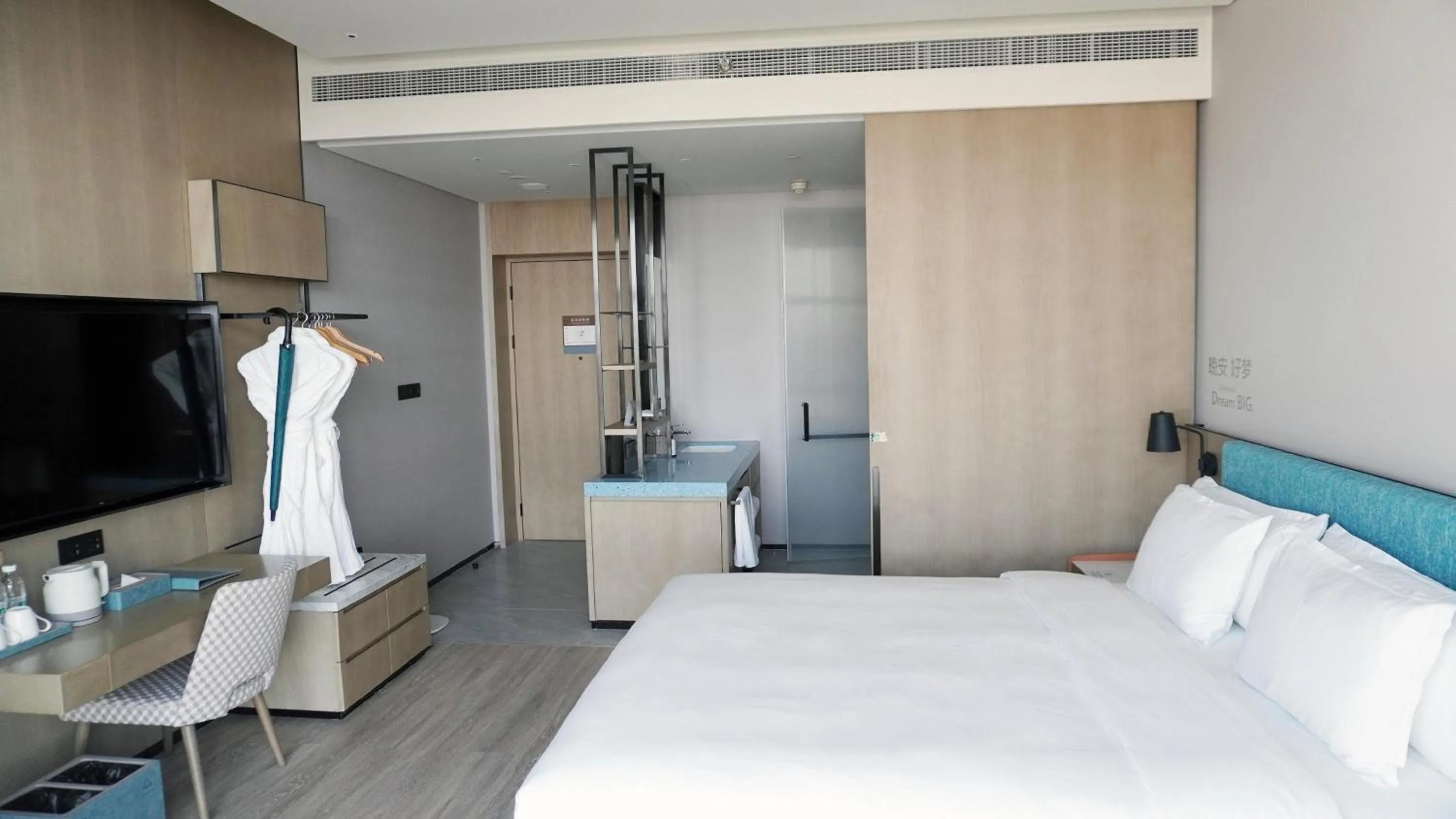 Photo of the whole room, Bed in EVEN Hotel Yinchuan Yuehai by IHG