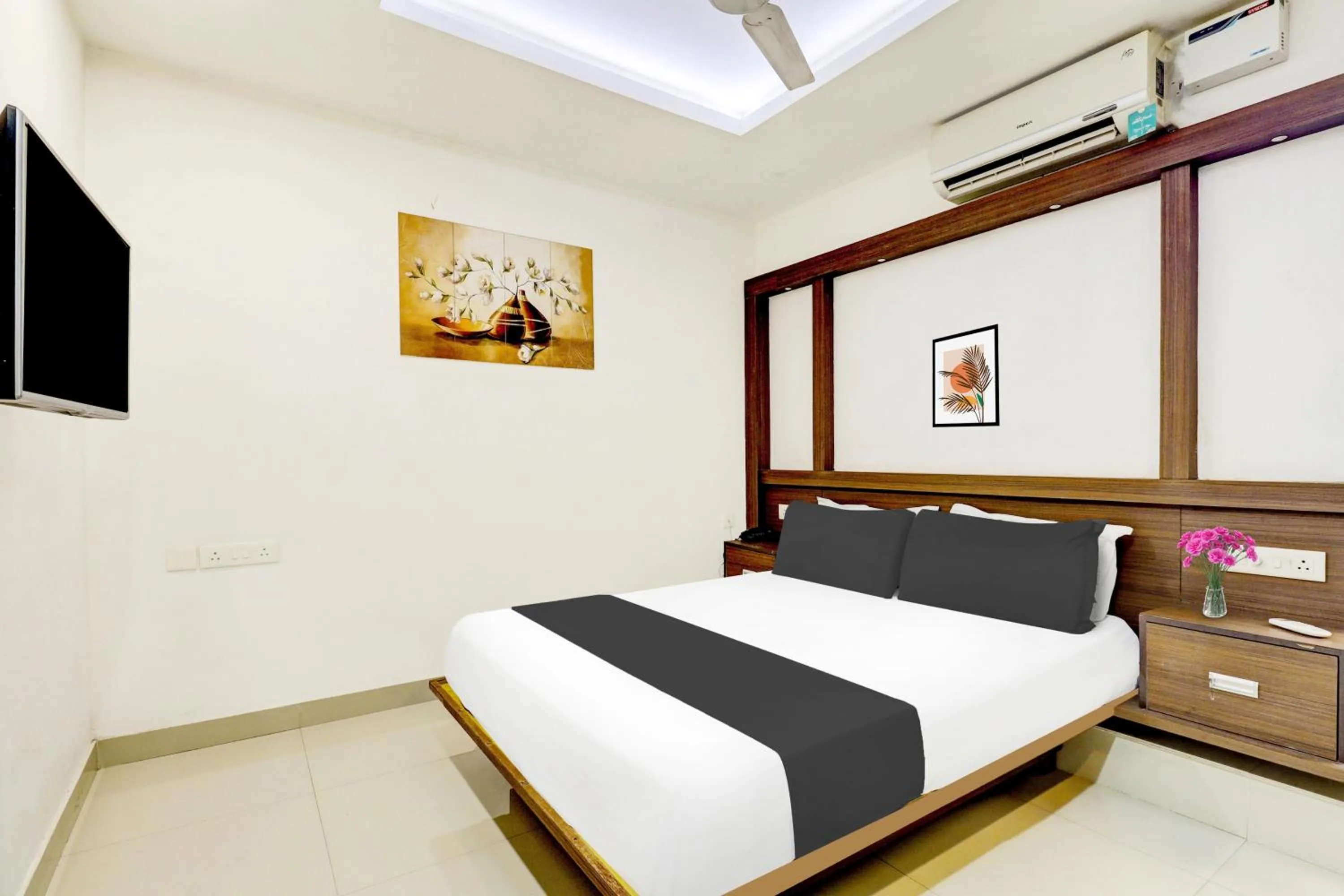 Bedroom, Bed in Super Hotel O Kazhakoottam Near AL SAJ Convention Centre