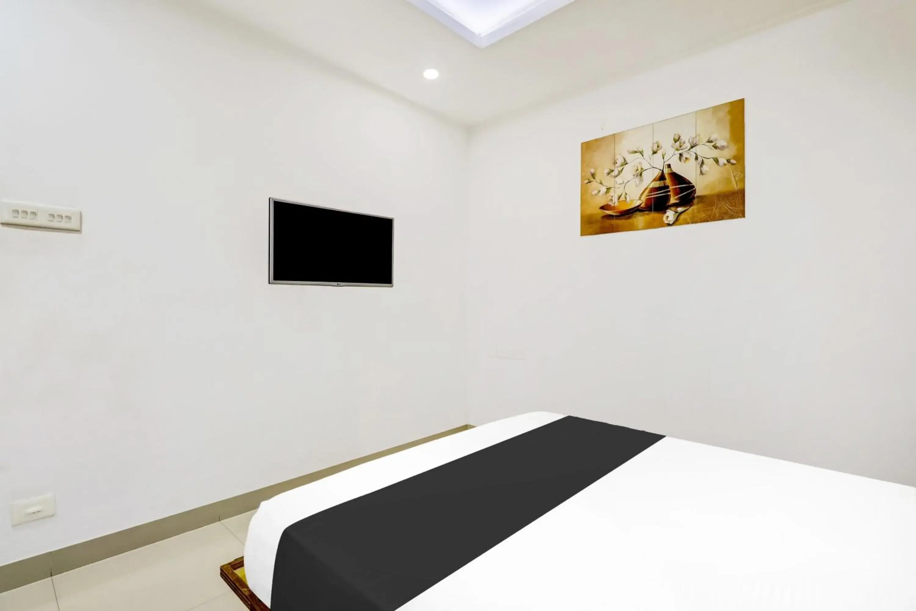 Bedroom, Bed in Super Hotel O Kazhakoottam Near AL SAJ Convention Centre Bedroom, Bed in Super Hotel O Kazhakoottam Near AL SAJ Convention Centre