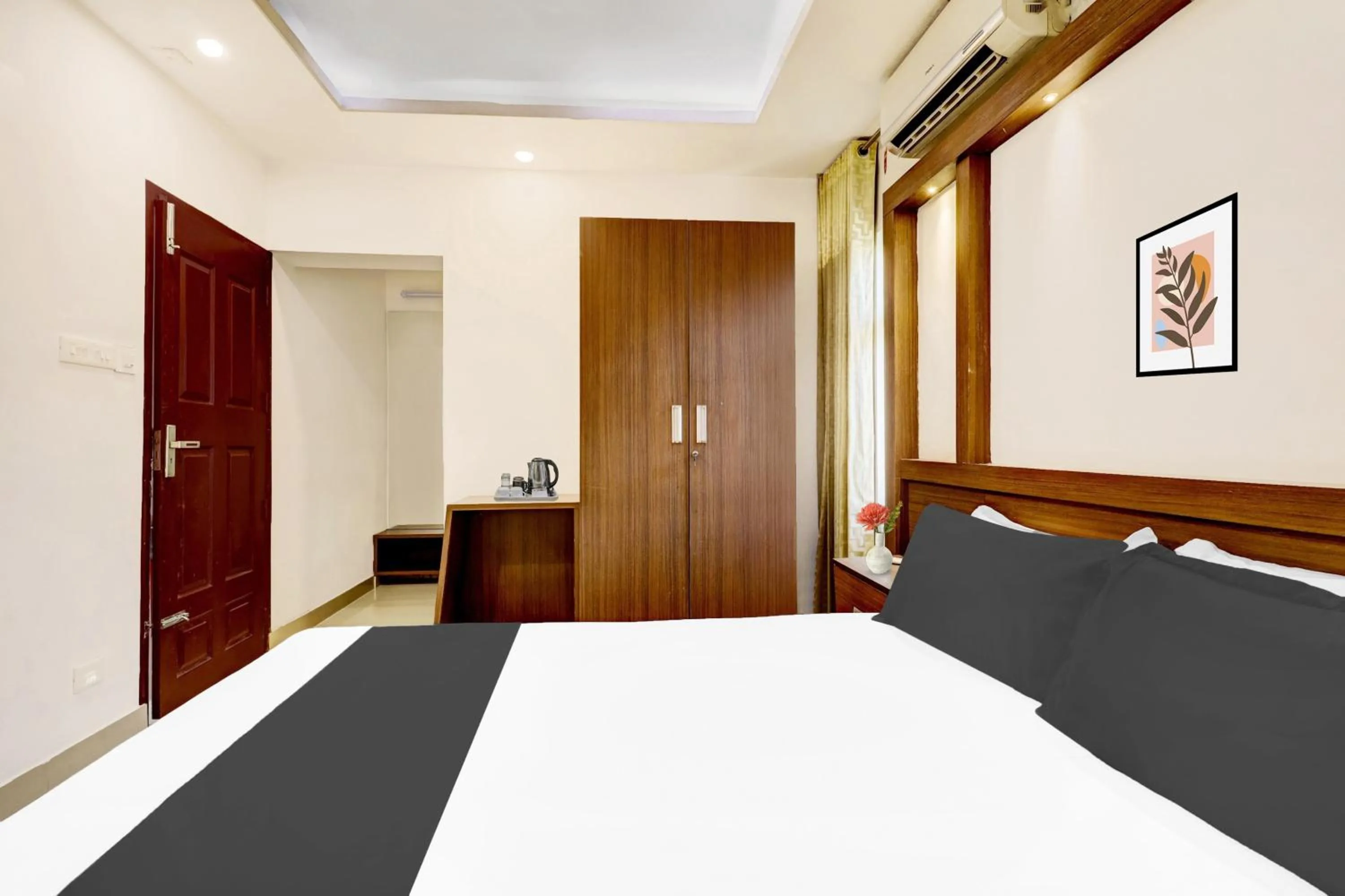 Bedroom, Bed in Super Hotel O Kazhakoottam Near AL SAJ Convention Centre