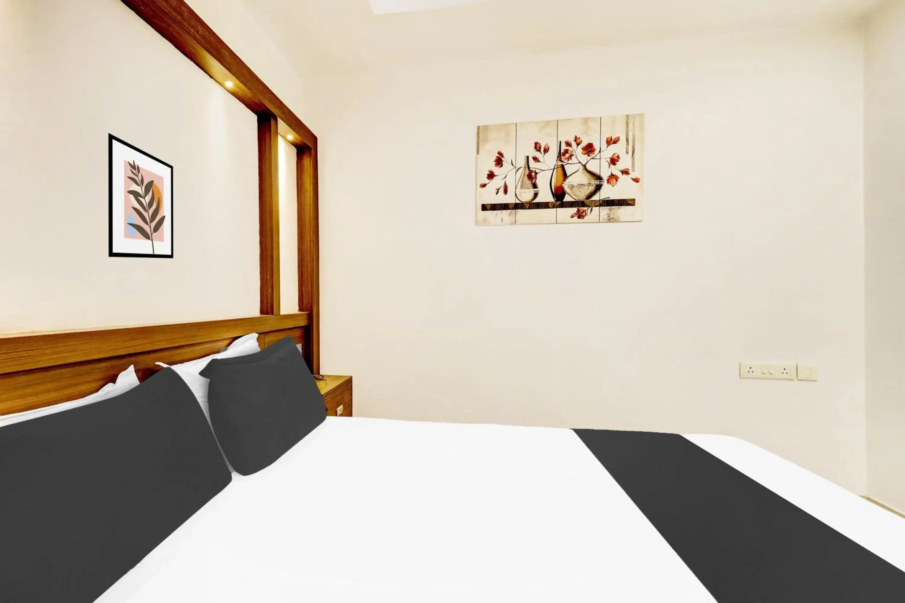 Bedroom, Bed in Super Hotel O Kazhakoottam Near AL SAJ Convention Centre Bedroom, Bed in Super Hotel O Kazhakoottam Near AL SAJ Convention Centre