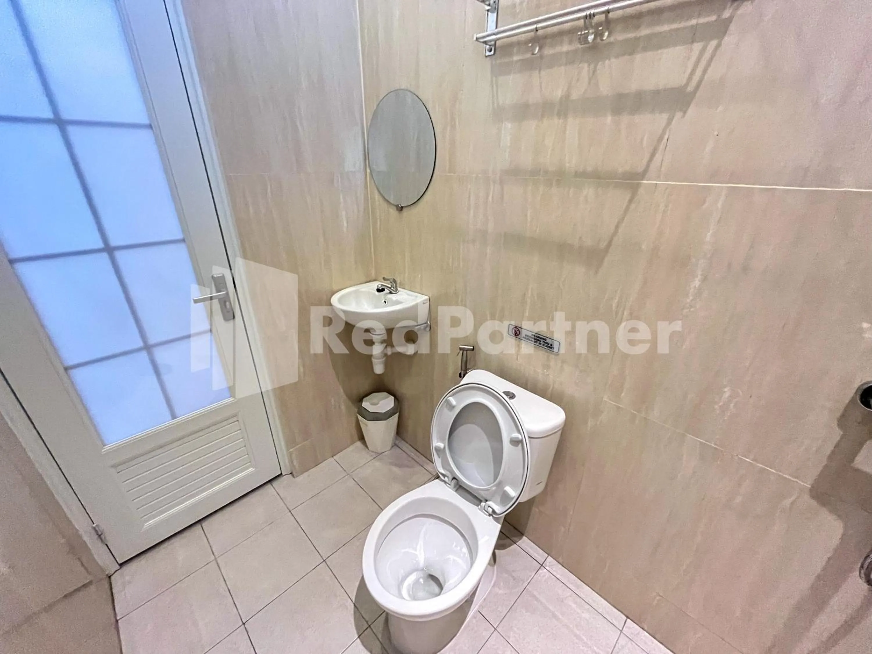 Bathroom in JENGGO Riverside Mitra RedDoorz near Kampung Inggris Pare