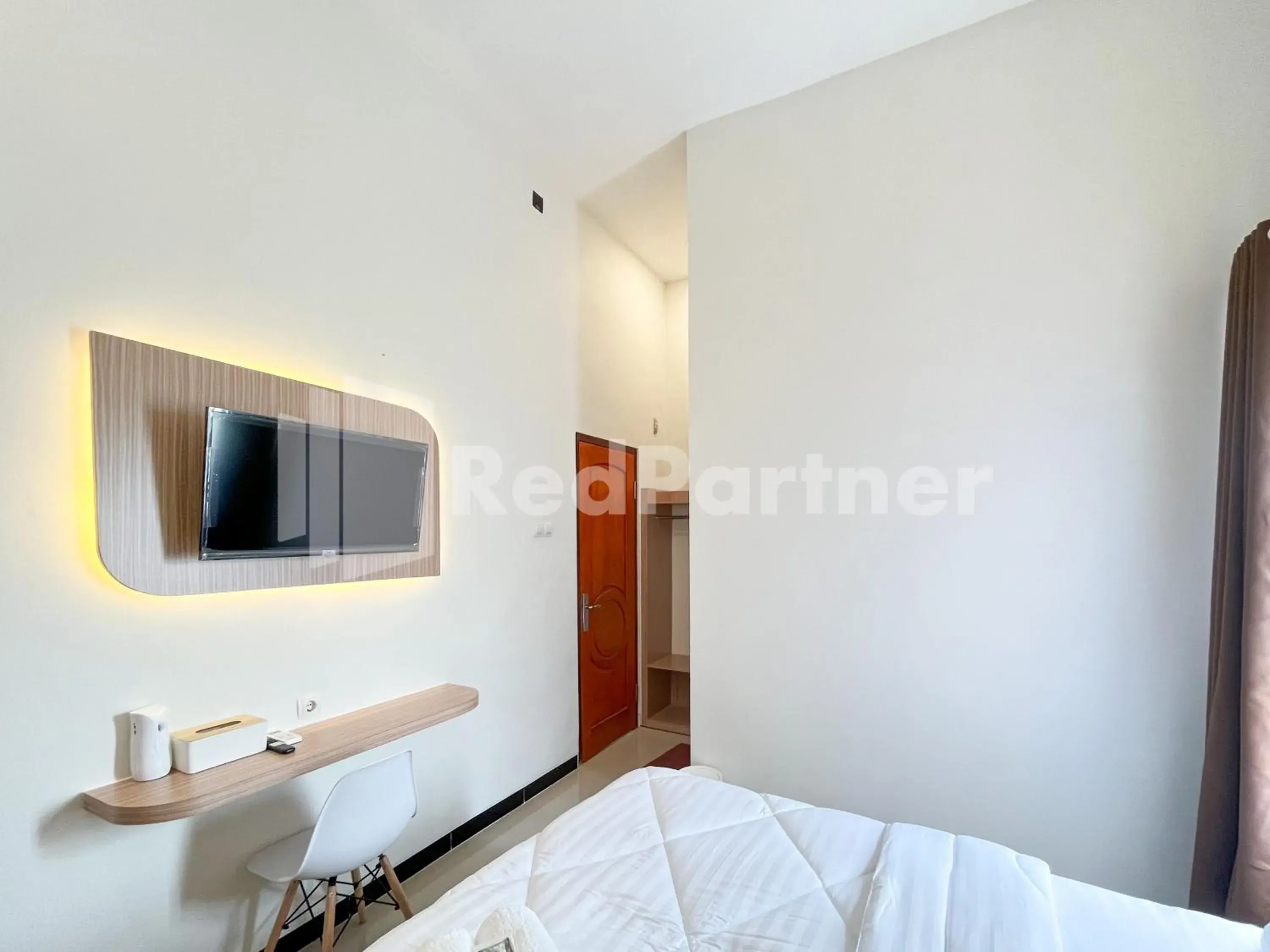 Bedroom, Bed in JENGGO Riverside Mitra RedDoorz near Kampung Inggris Pare Bedroom, Bed in JENGGO Riverside Mitra RedDoorz near Kampung Inggris Pare