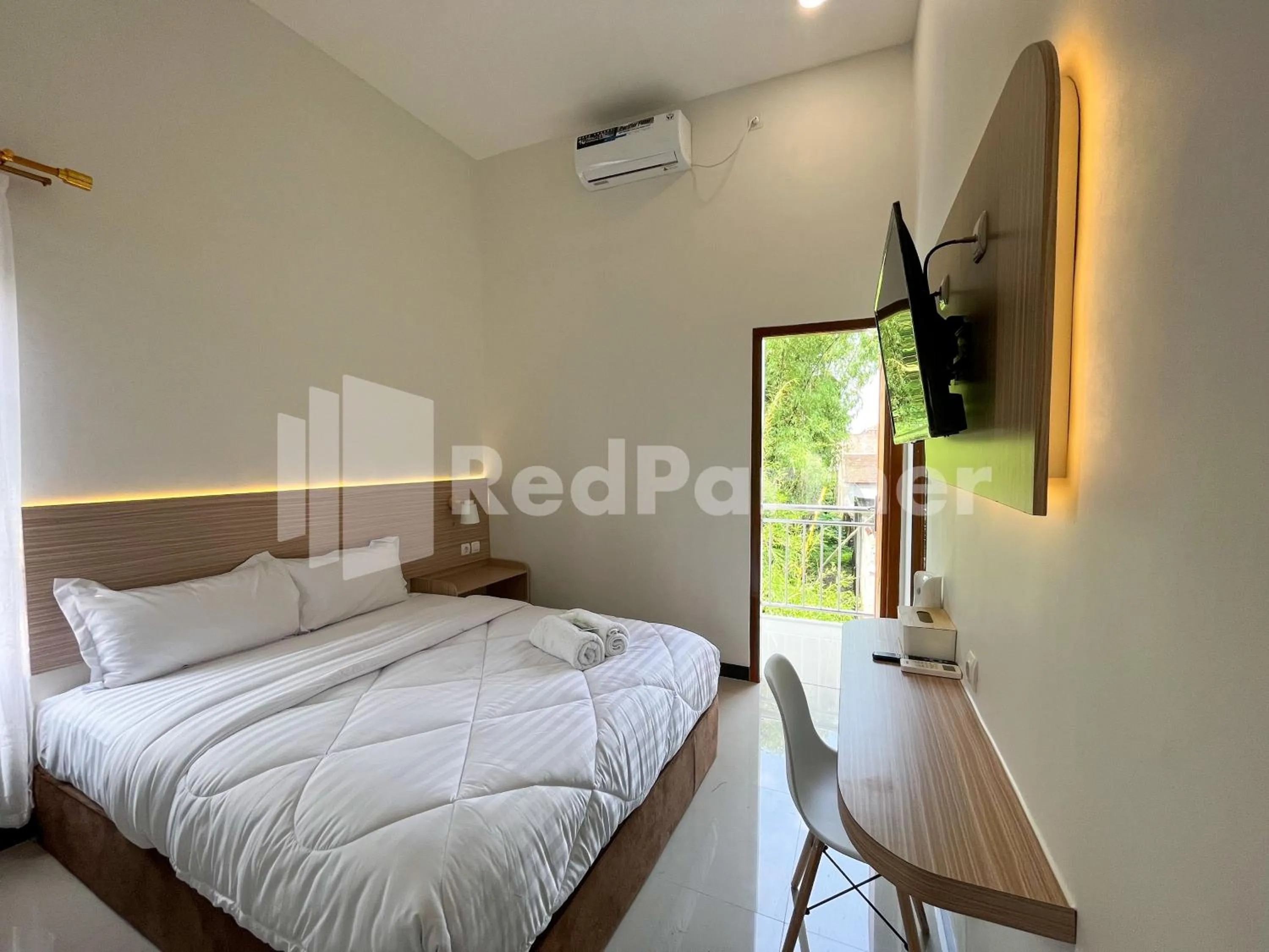 Bedroom, Bed in JENGGO Riverside Mitra RedDoorz near Kampung Inggris Pare