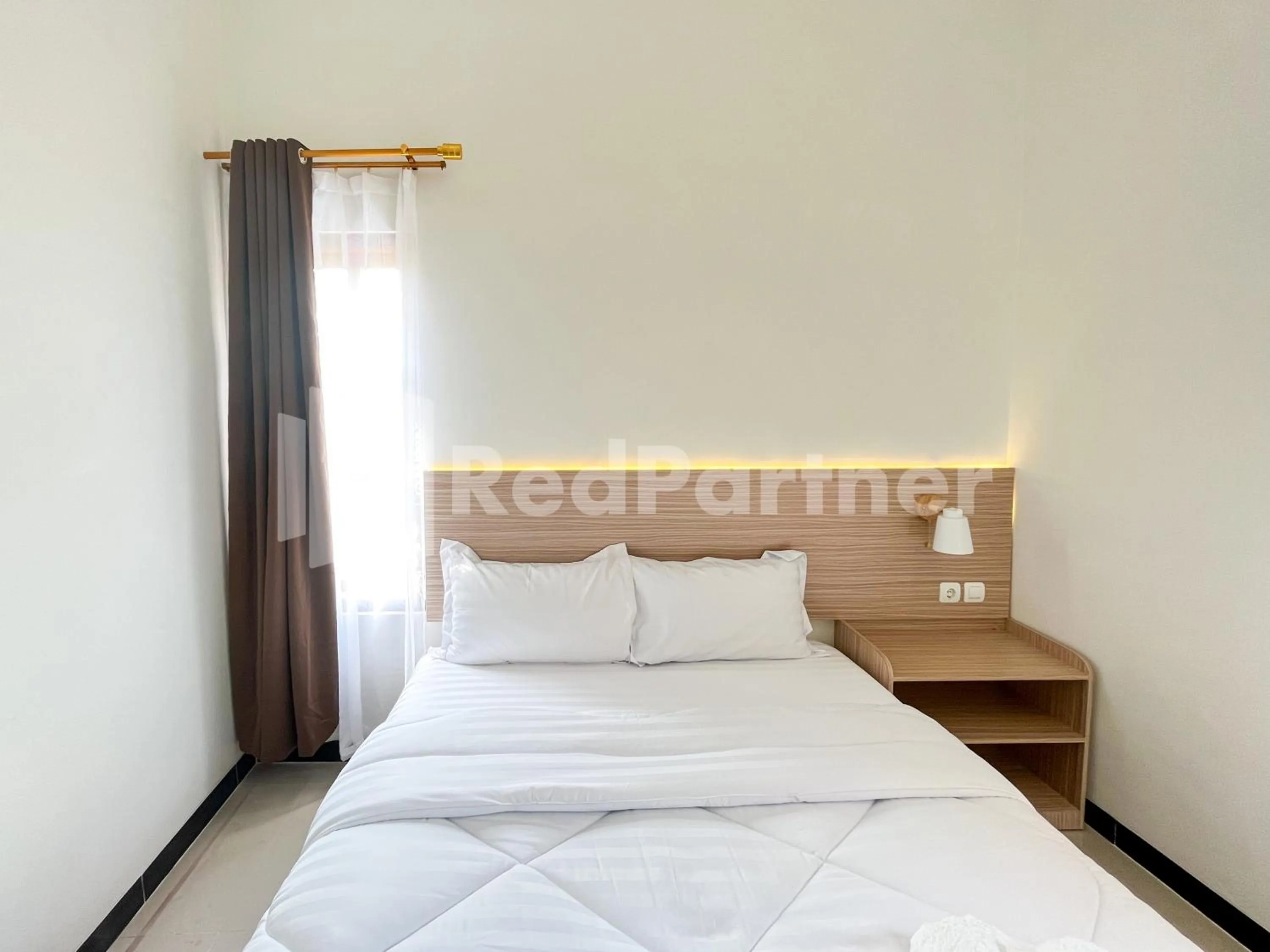 Bedroom, Bed in JENGGO Riverside Mitra RedDoorz near Kampung Inggris Pare