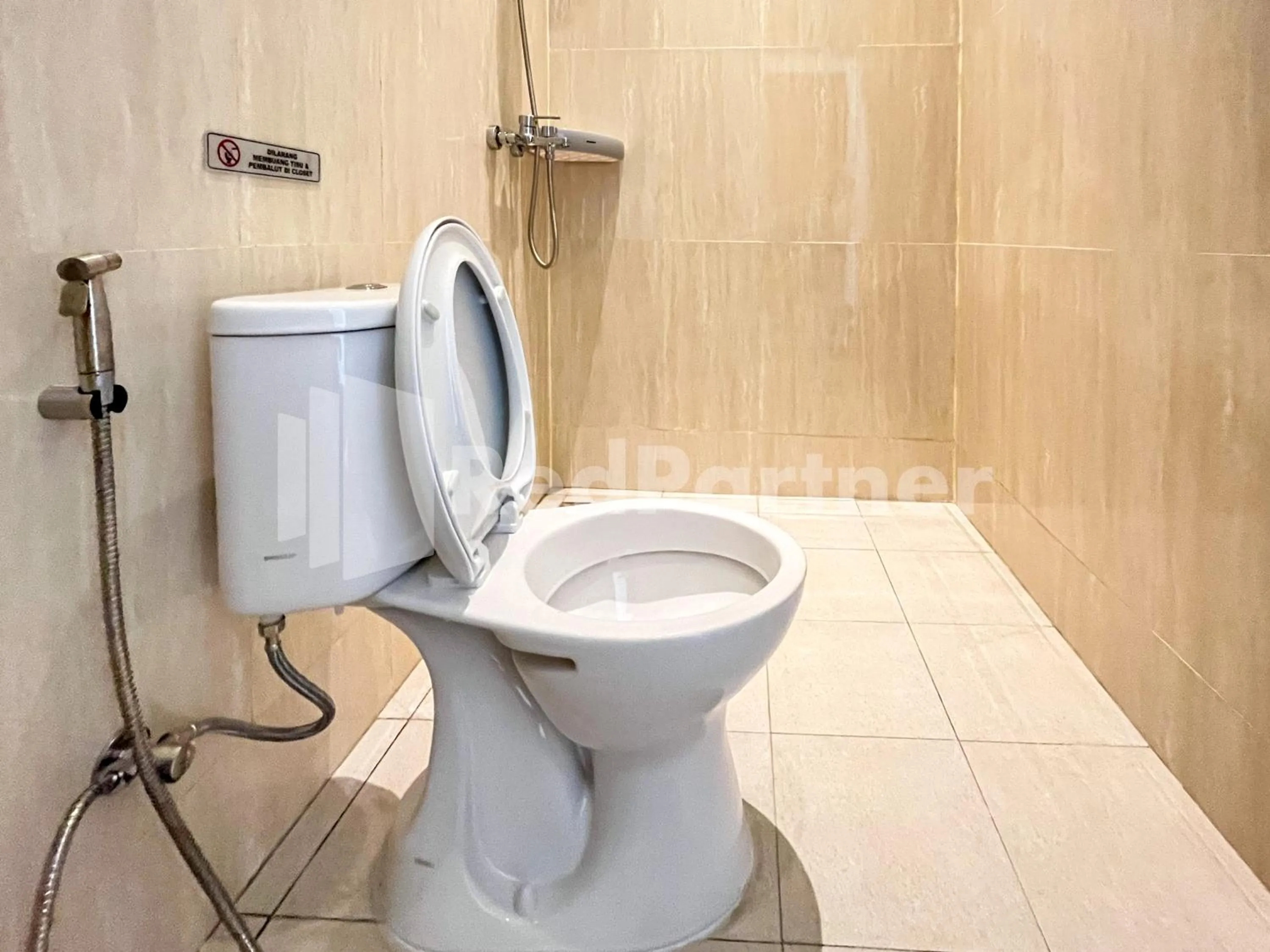 Bathroom in JENGGO Riverside Mitra RedDoorz near Kampung Inggris Pare