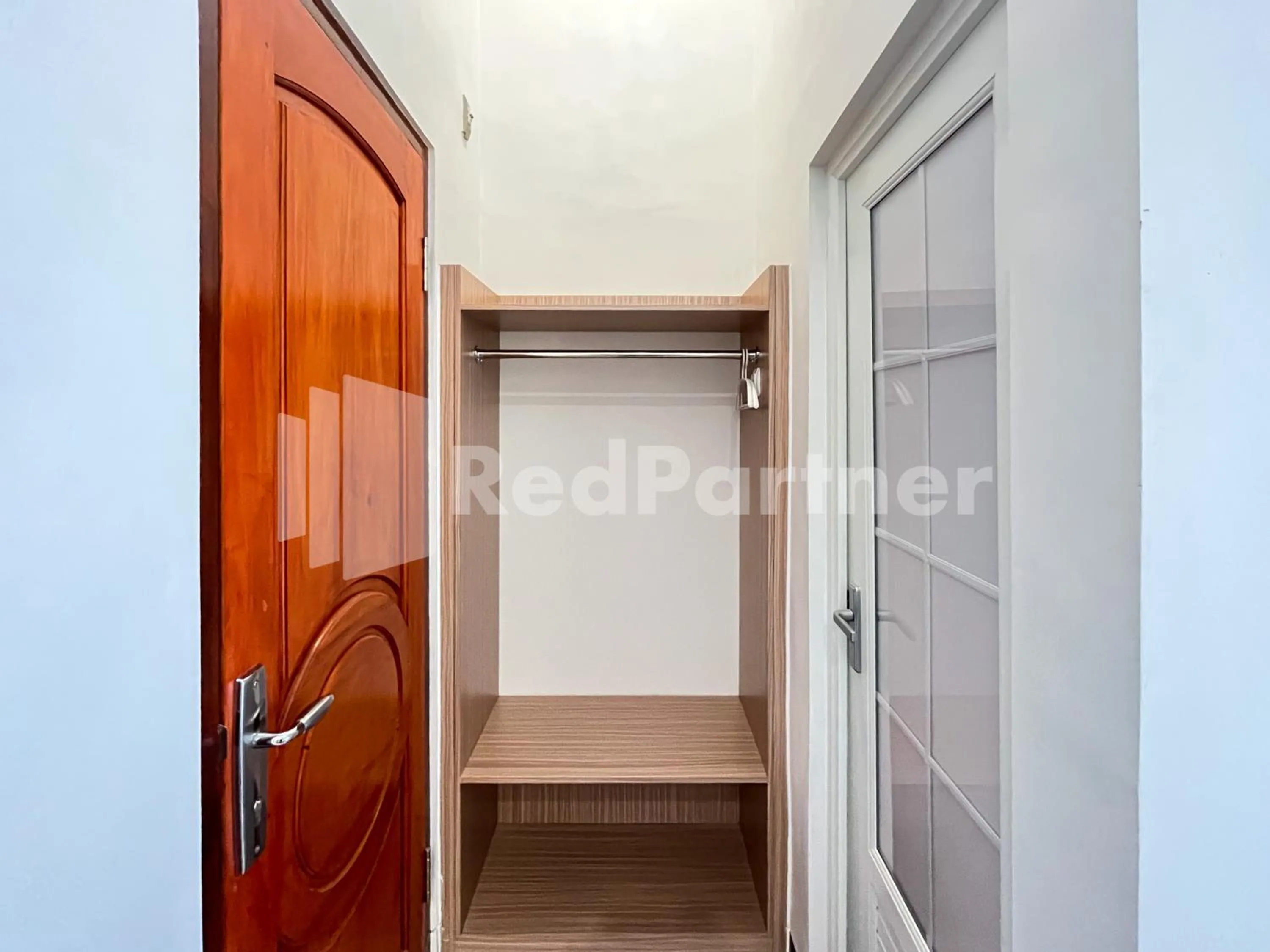 wardrobe in JENGGO Riverside Mitra RedDoorz near Kampung Inggris Pare