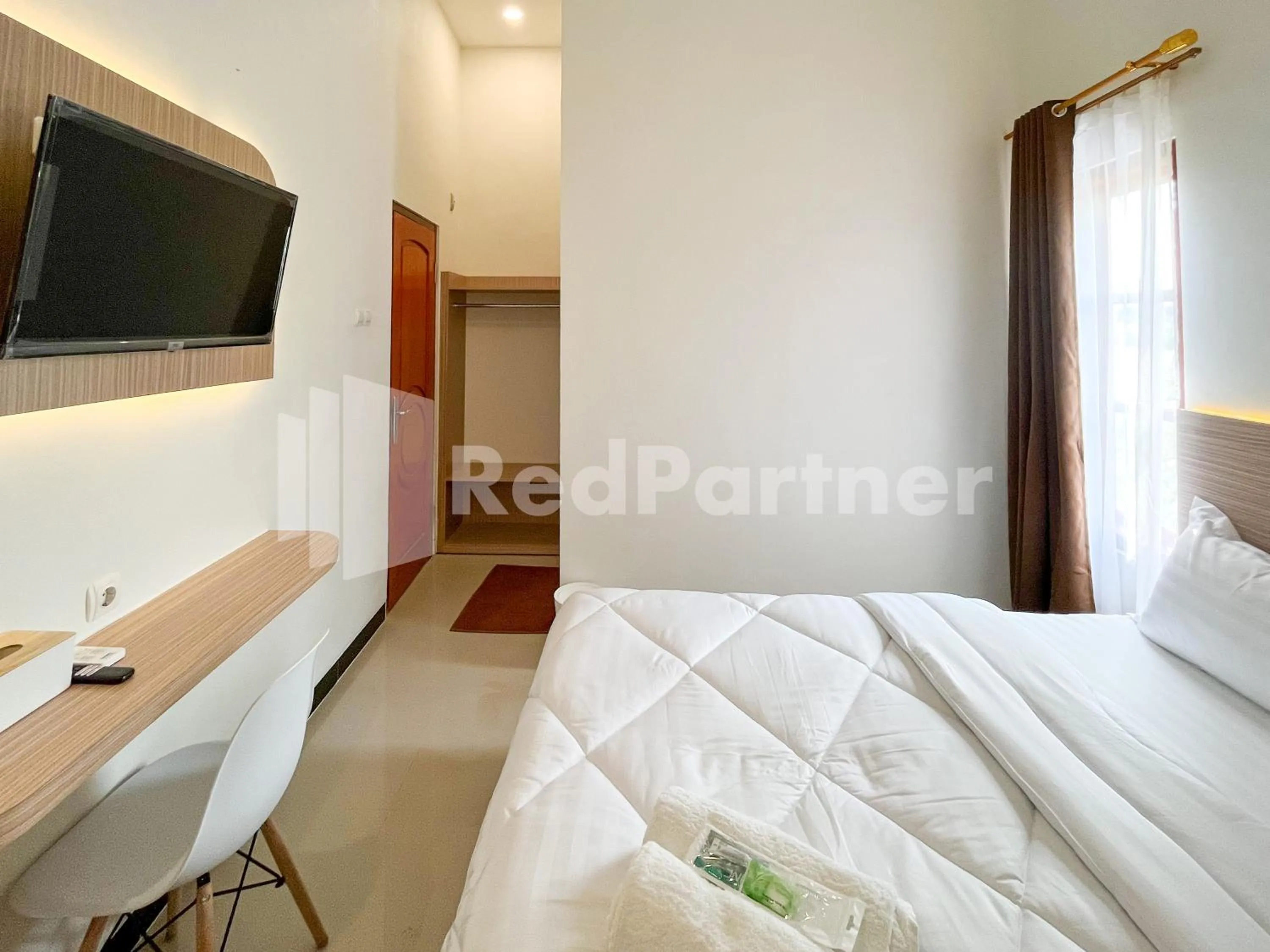 Bedroom, Bed in JENGGO Riverside Mitra RedDoorz near Kampung Inggris Pare