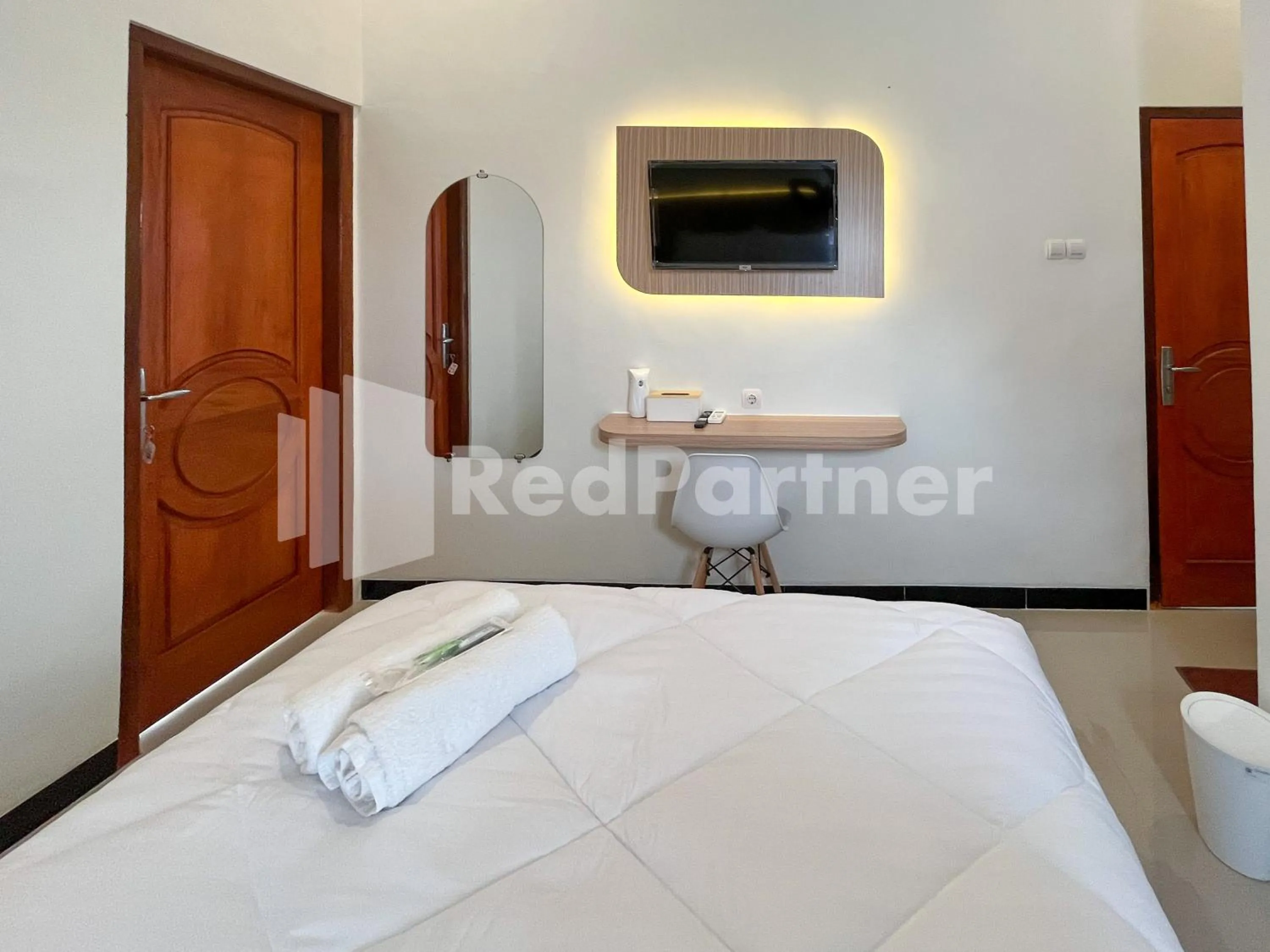 Bedroom, Bed in JENGGO Riverside Mitra RedDoorz near Kampung Inggris Pare