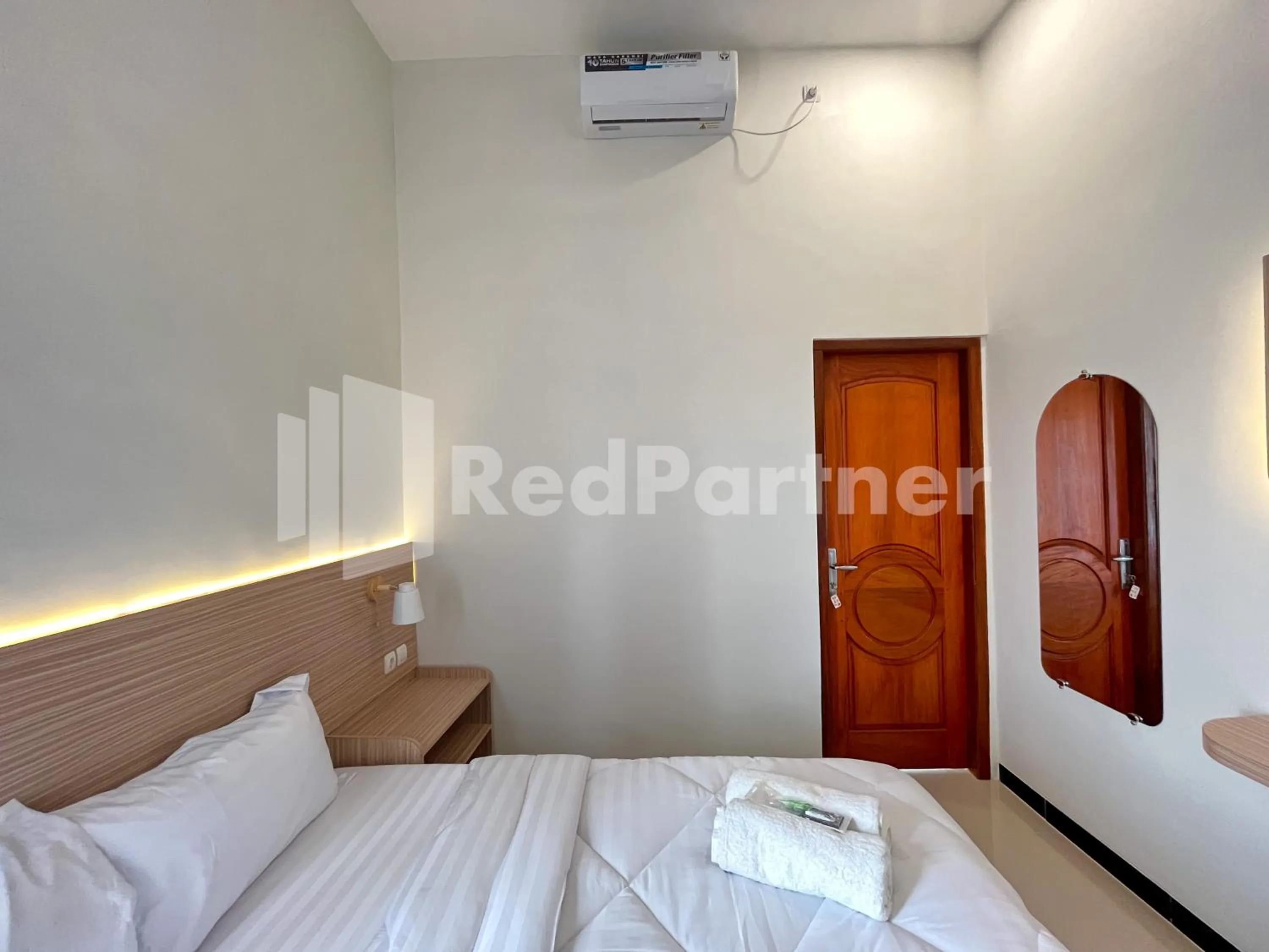 Bedroom, Bed in JENGGO Riverside Mitra RedDoorz near Kampung Inggris Pare