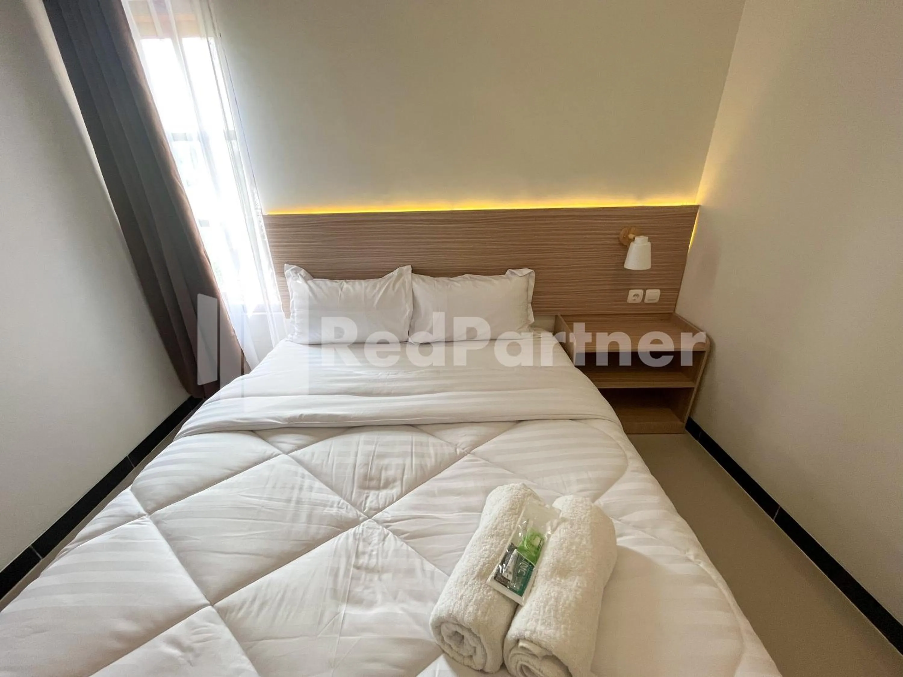 Bedroom, Bed in JENGGO Riverside Mitra RedDoorz near Kampung Inggris Pare