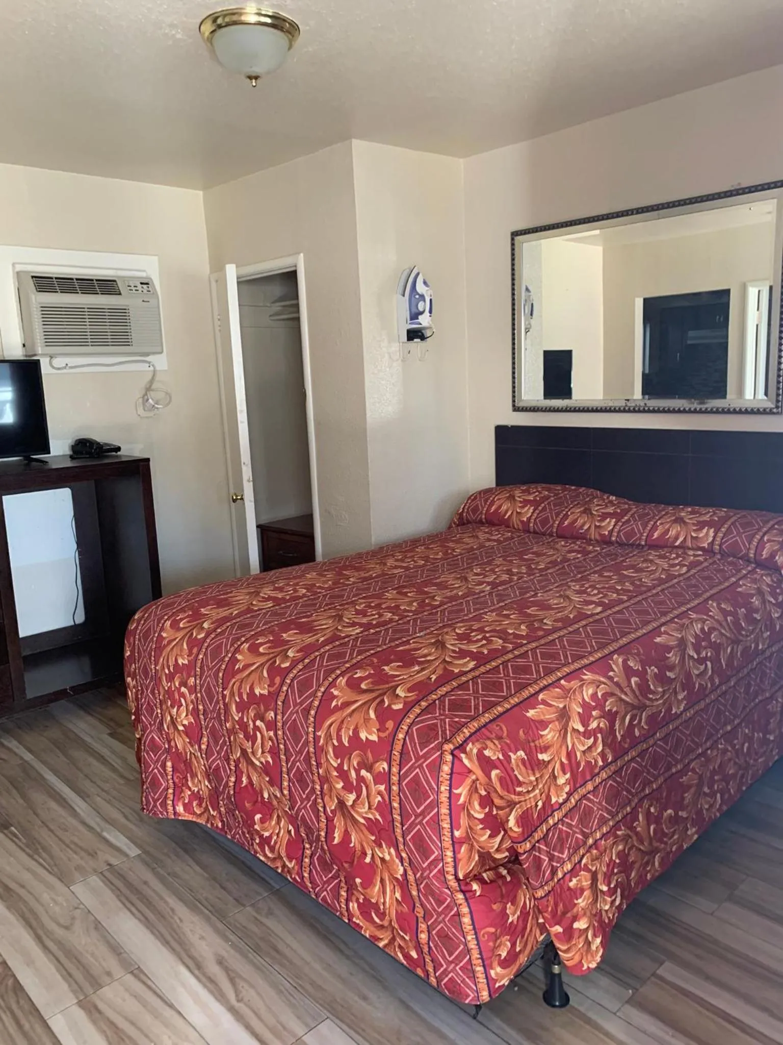 Bedroom, Bed in Jerry's Motel