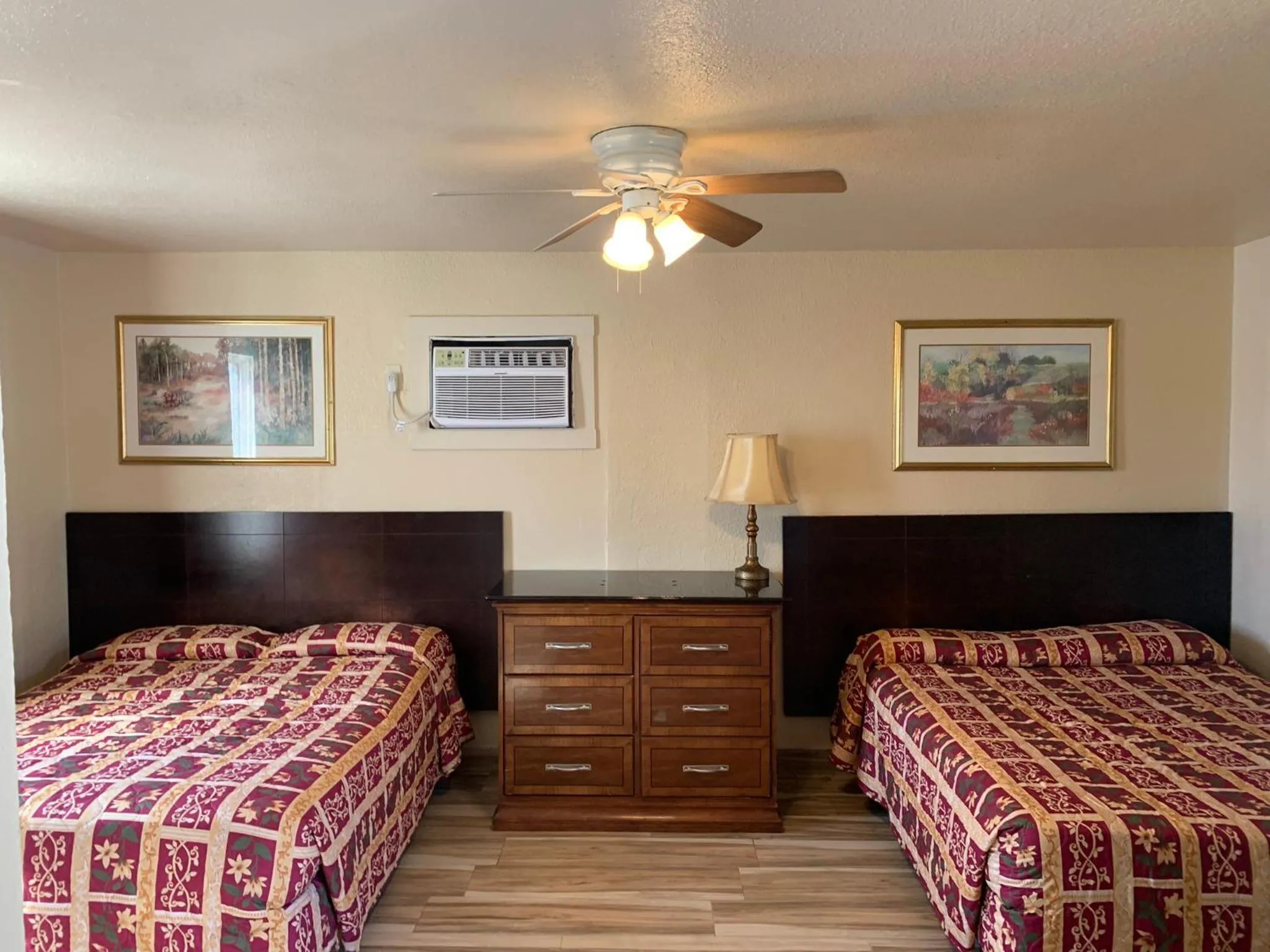 Photo of the whole room, Bed in Jerry's Motel