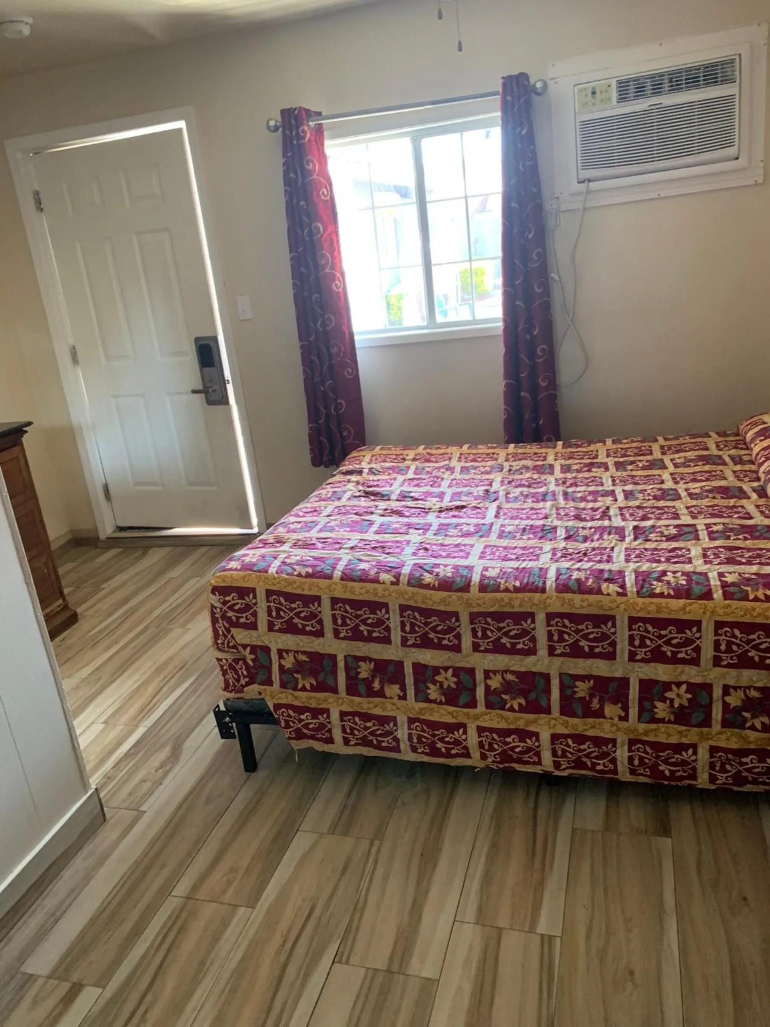 Photo of the whole room, Bed in Jerry's Motel