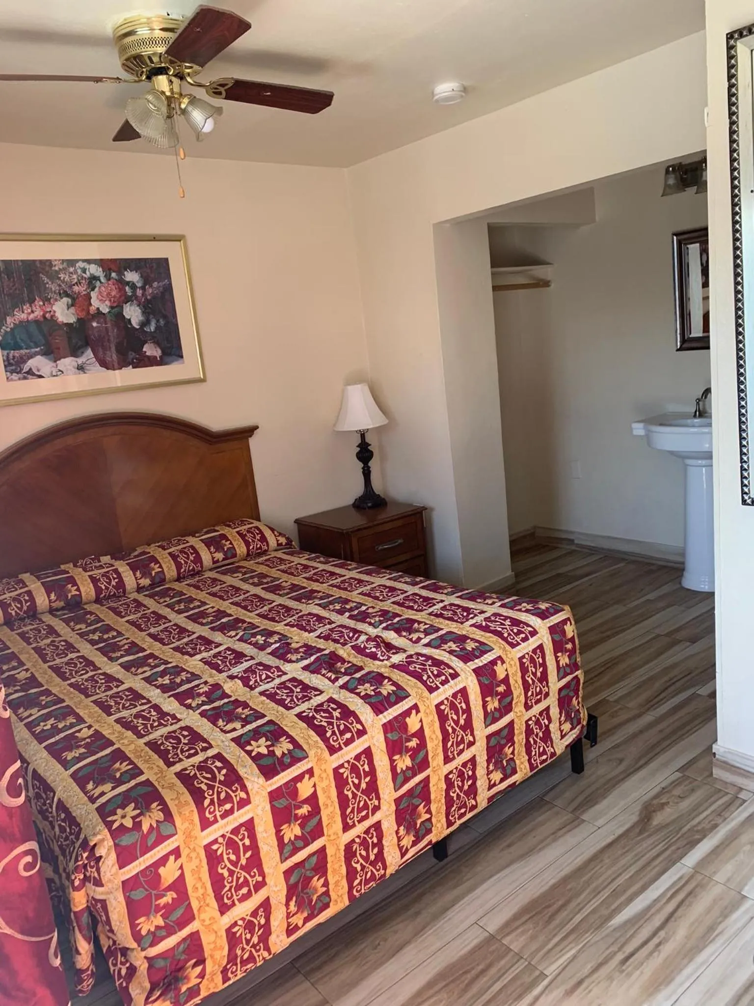 Bedroom, Bed in Jerry's Motel