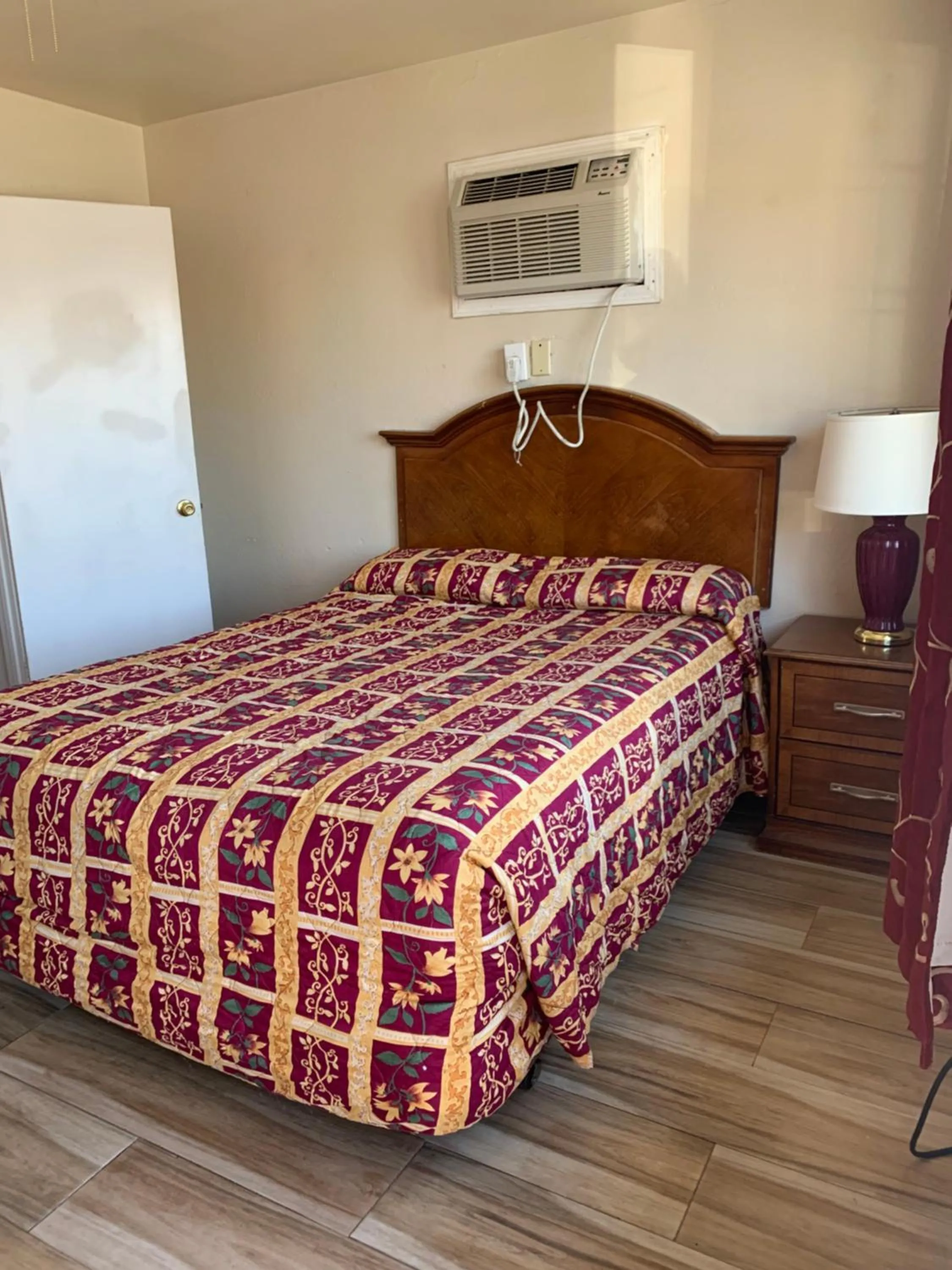 Bedroom, Bed in Jerry's Motel
