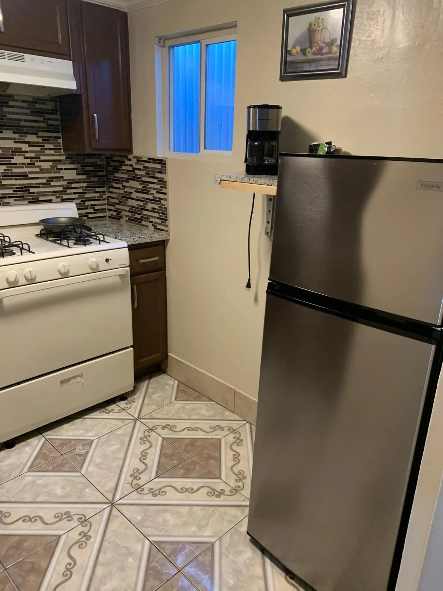 Kitchen or kitchenette in Jerry's Motel