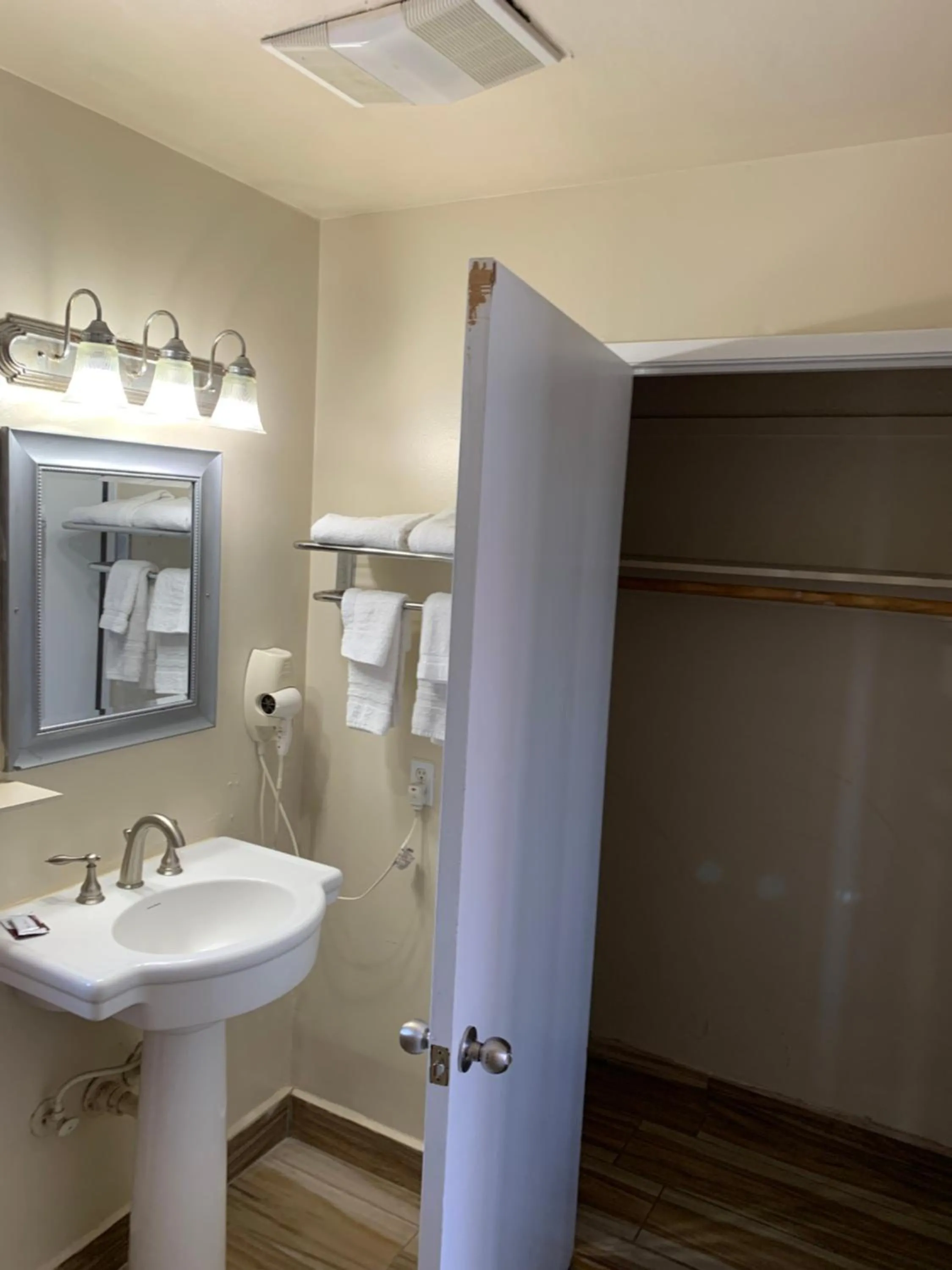 Bathroom in Jerry's Motel
