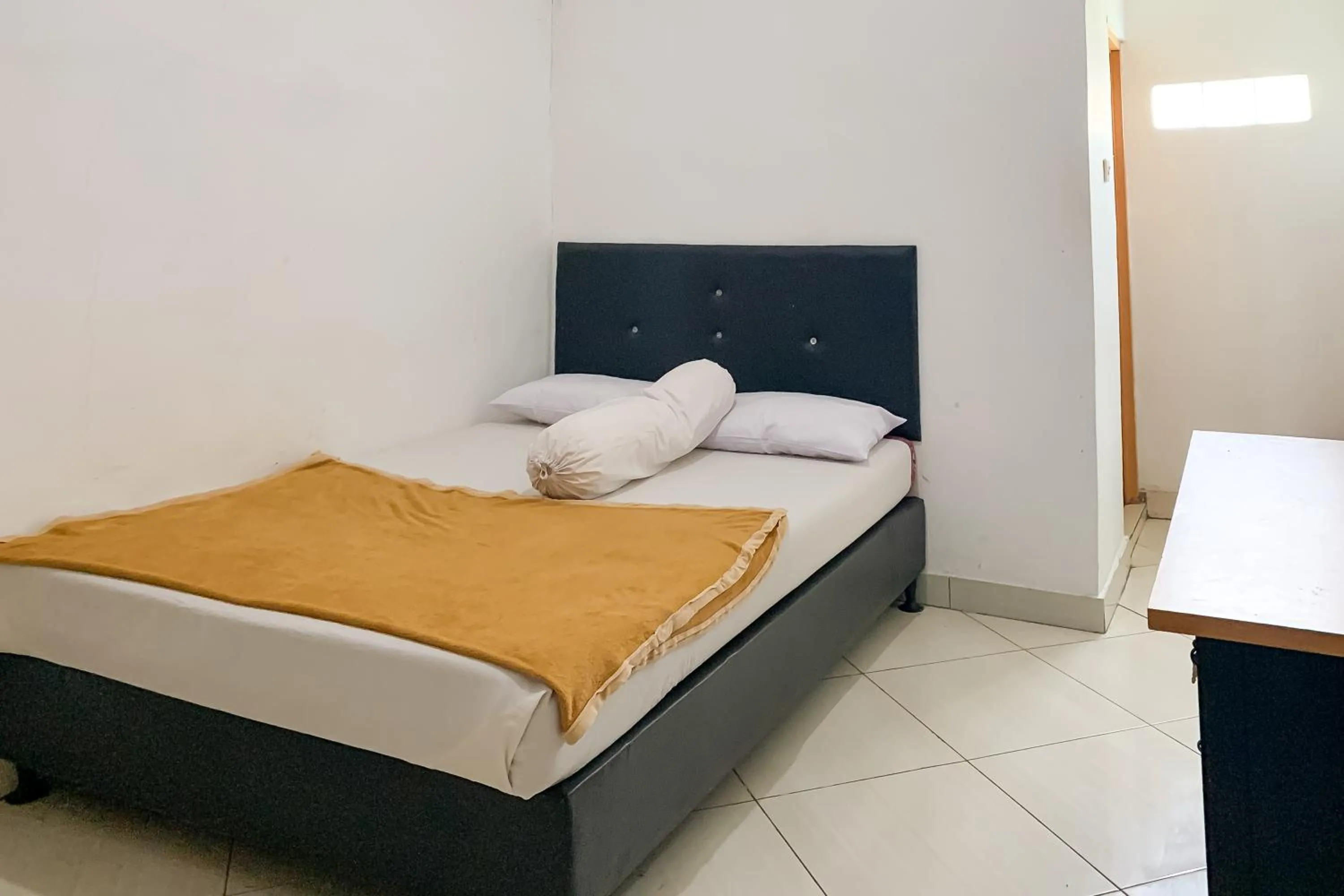 Bedroom, Bed in Penginapan Losmen Ayu Pamanukan RedPartner