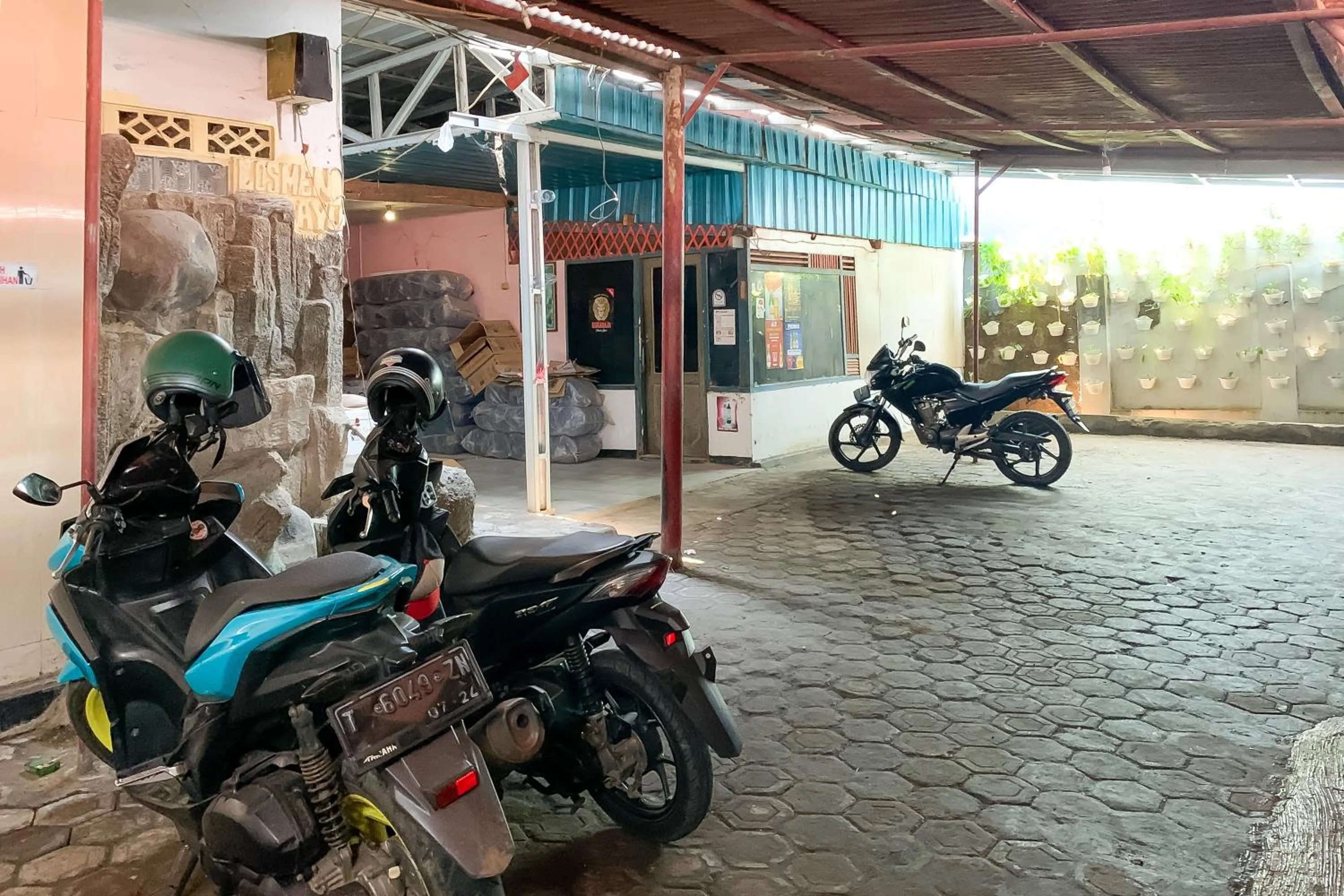 Parking in Penginapan Losmen Ayu Pamanukan RedPartner