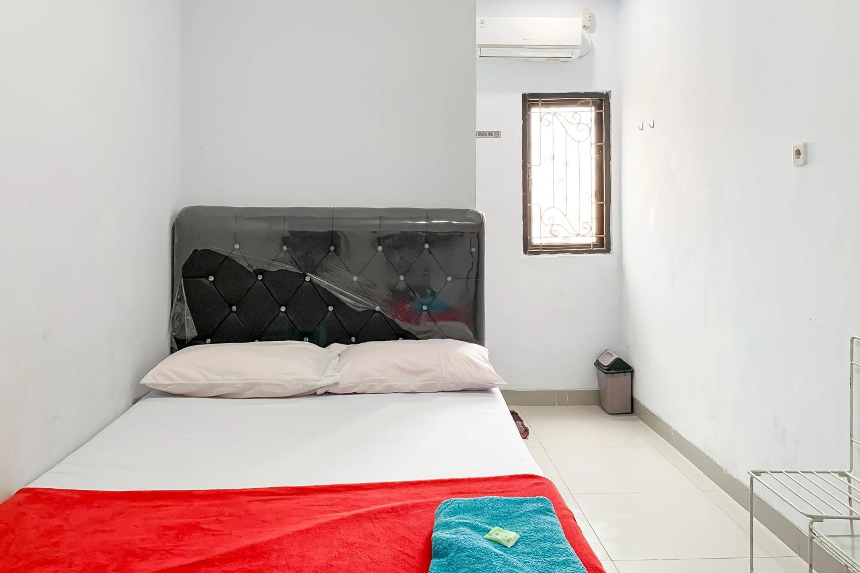 Bedroom, Bed in Penginapan Losmen Ayu Pamanukan RedPartner