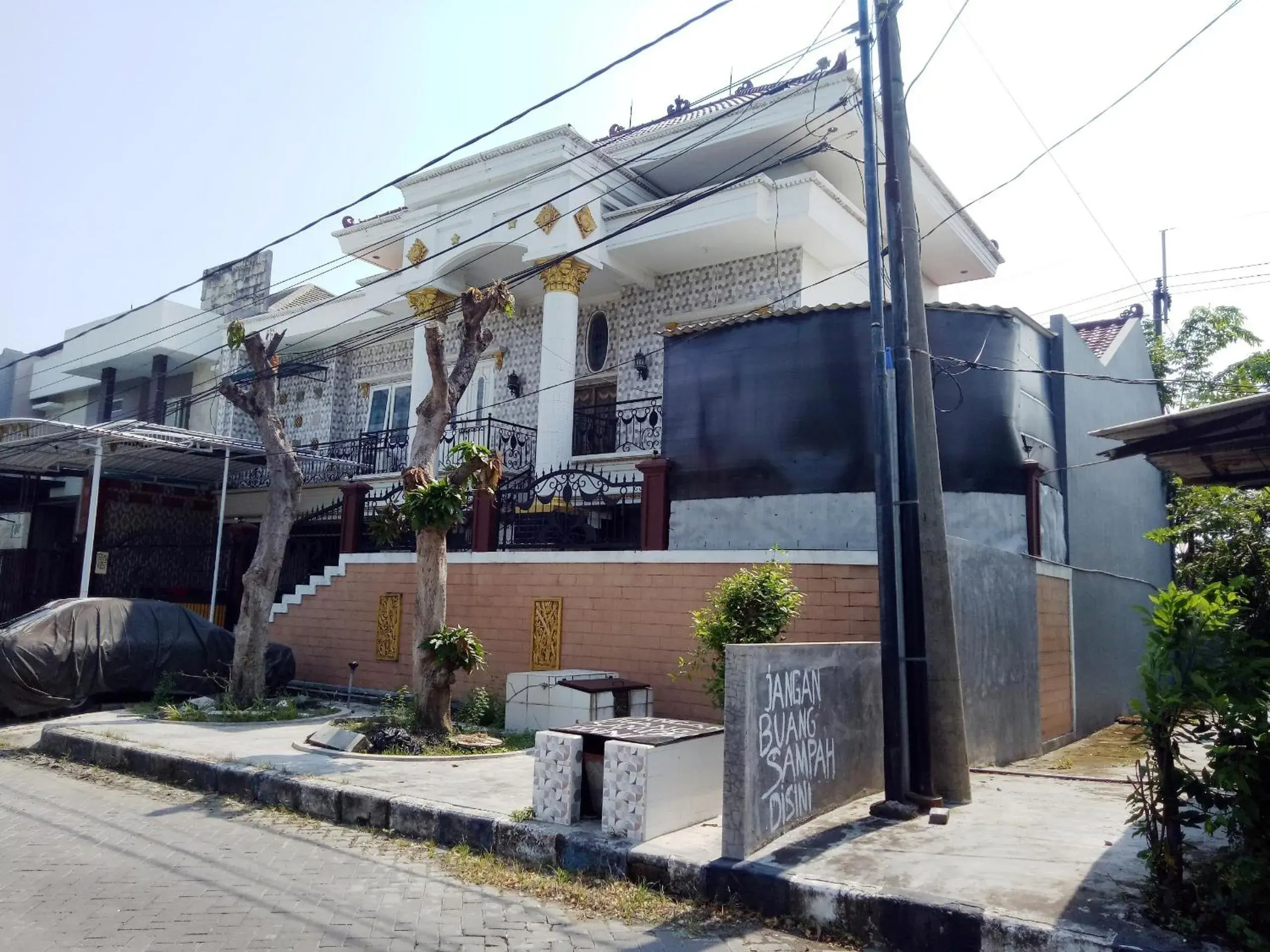 Facade/entrance in Hotel O Guest House Bu Iin Syariah Facade/entrance in Hotel O Guest House Bu Iin Syariah