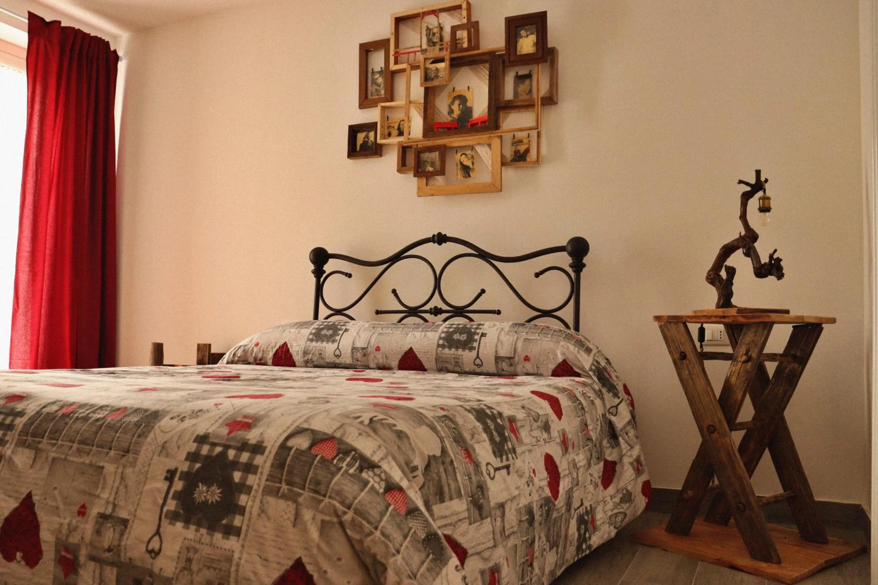 Photo of the whole room, Bed in Lo barbaboc