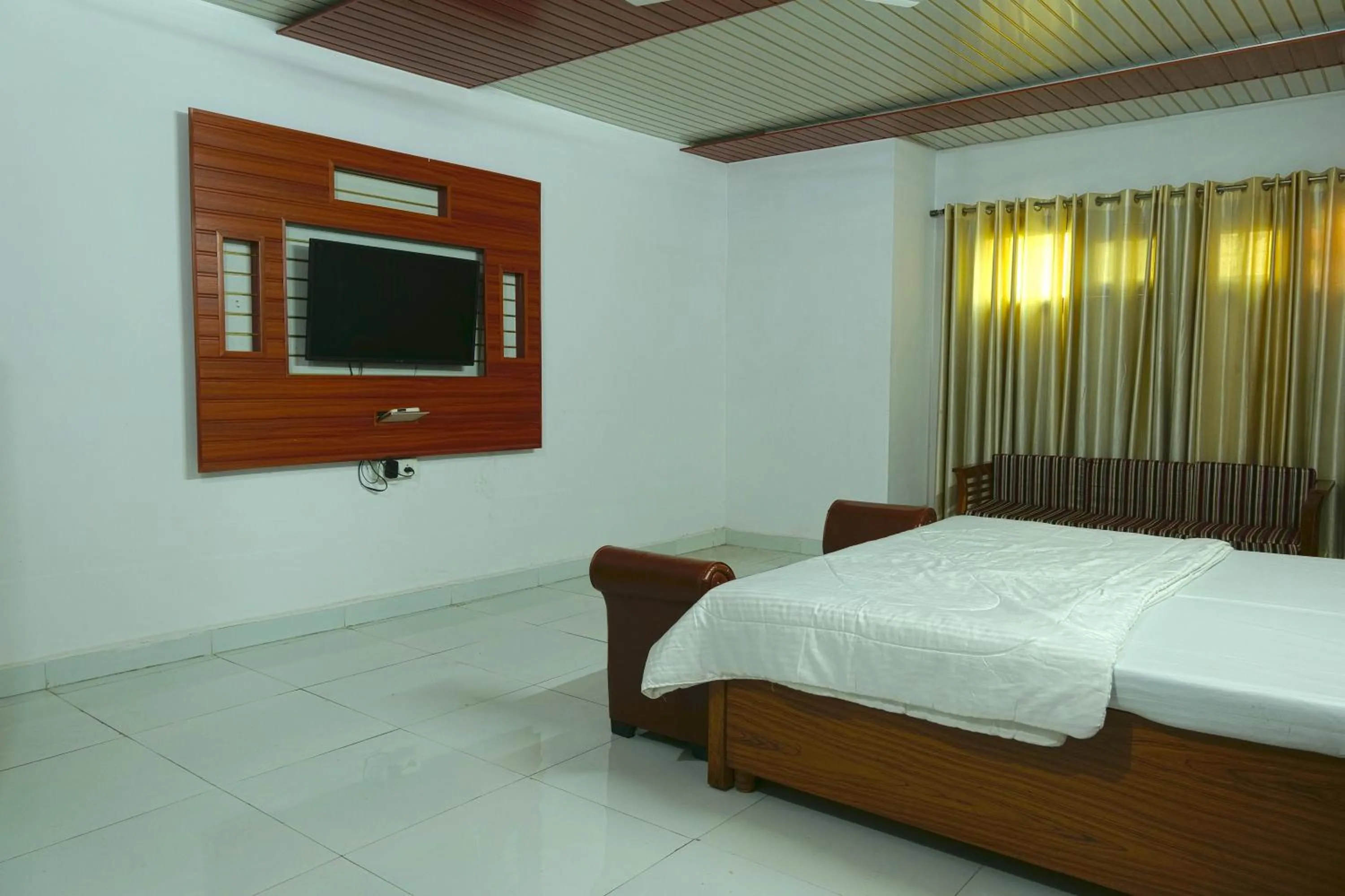 Communal lounge/ TV room, Bed in Embassy Suites