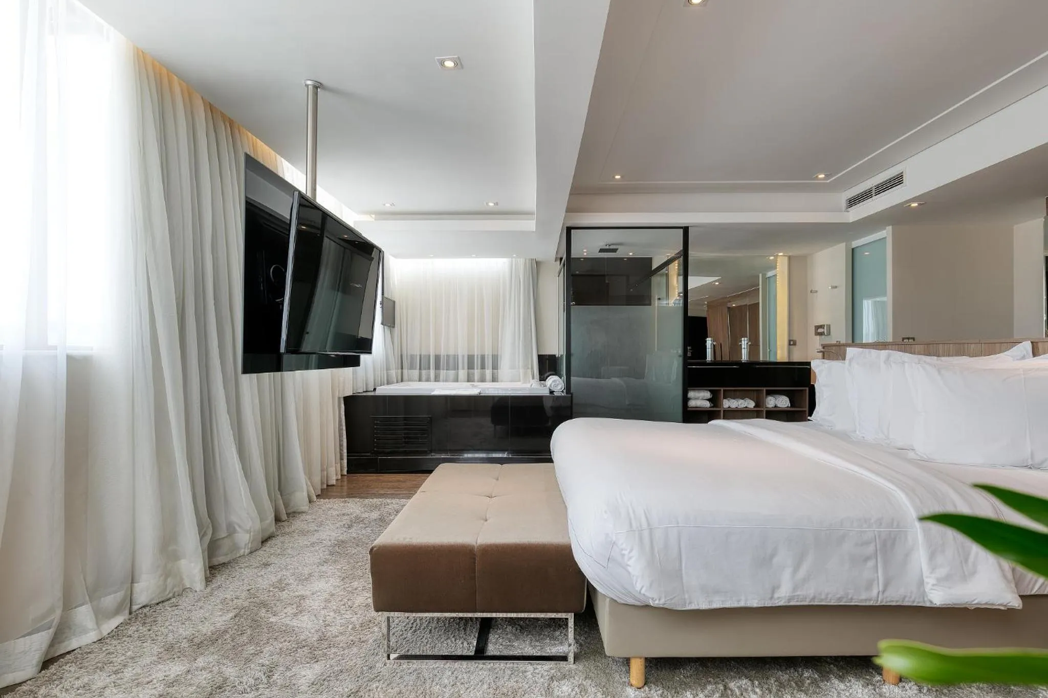 Shower, Bed in Mercure Belo Horizonte Lourdes