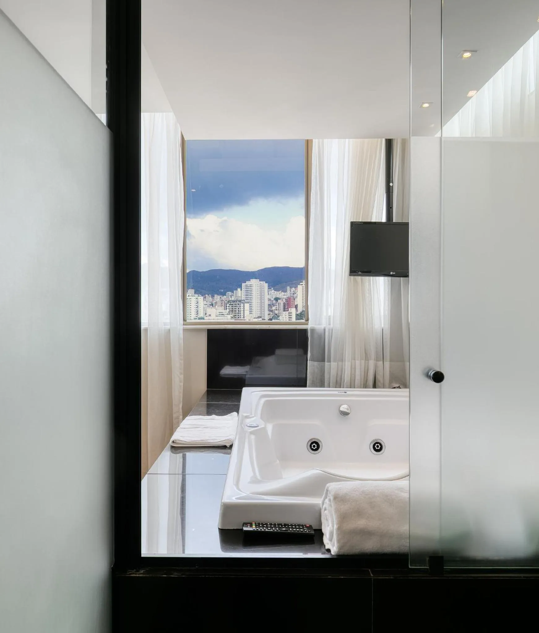 Bathroom, Bed in Mercure Belo Horizonte Lourdes