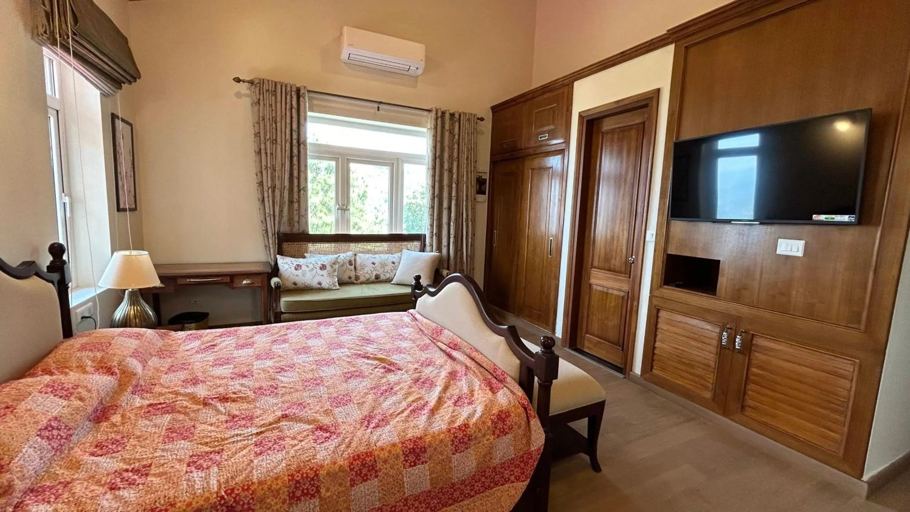 Photo of the whole room, Bed in The Magnolia Lodge