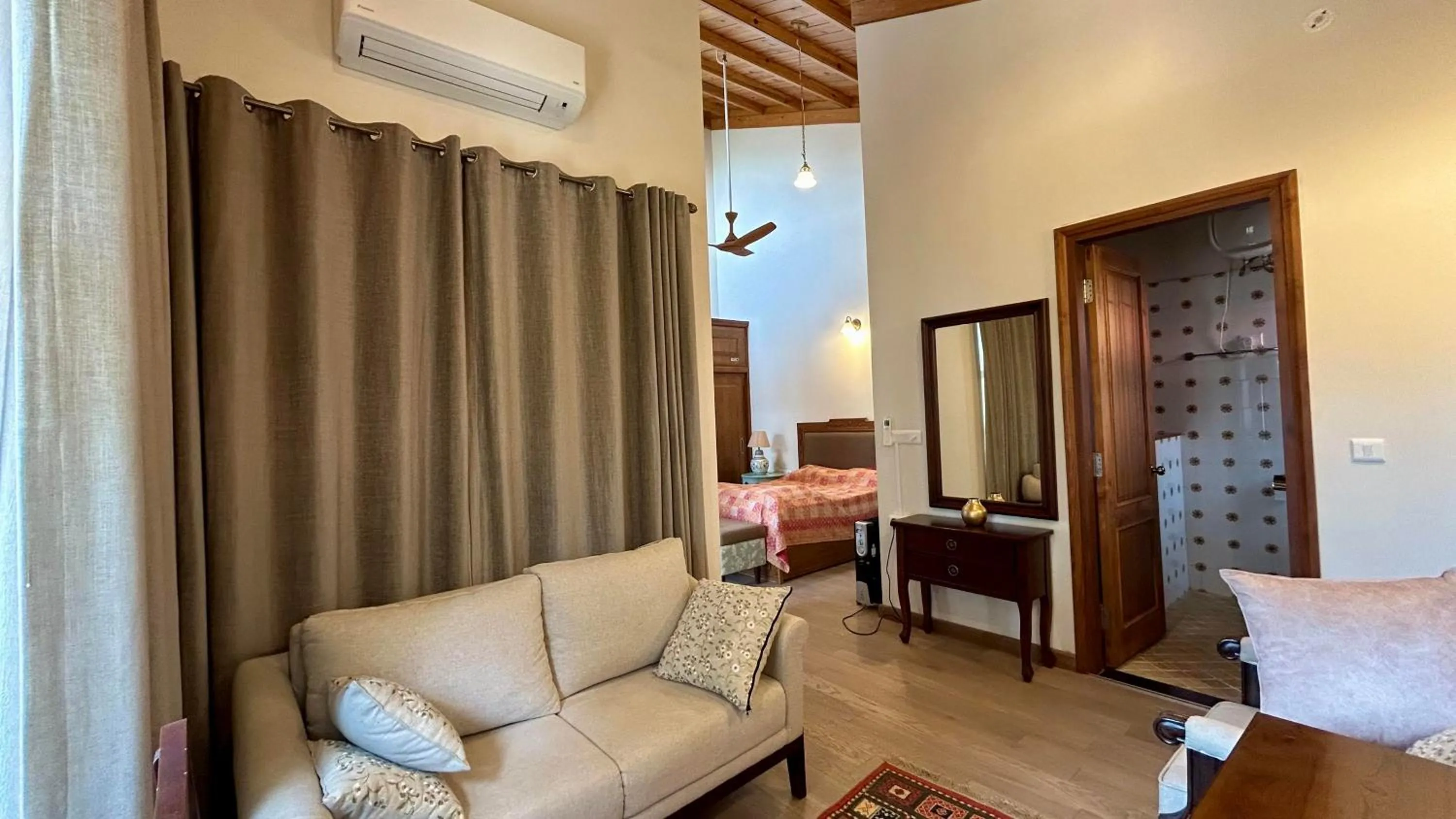 Bed in The Magnolia Lodge