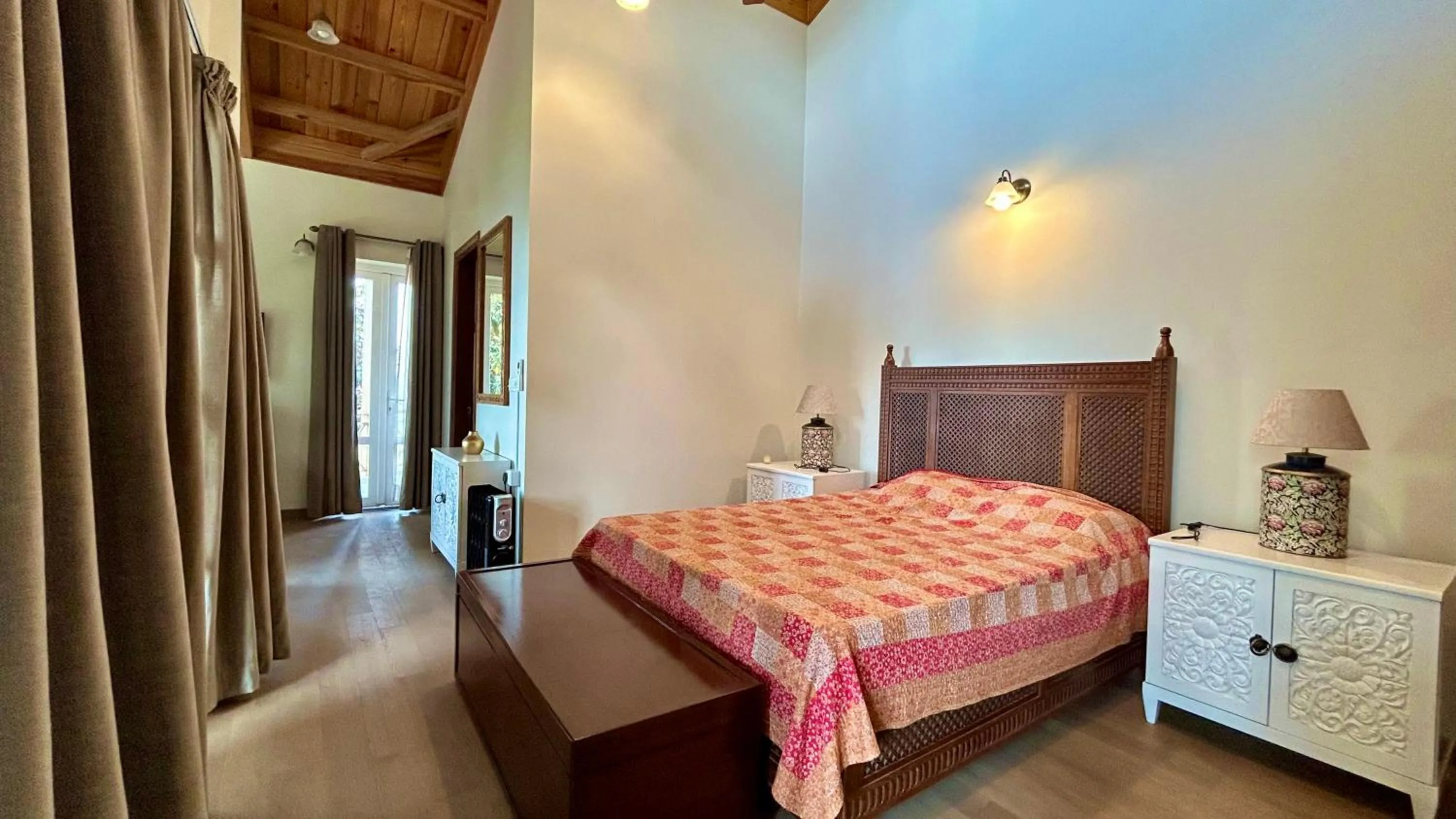 Bed in The Magnolia Lodge