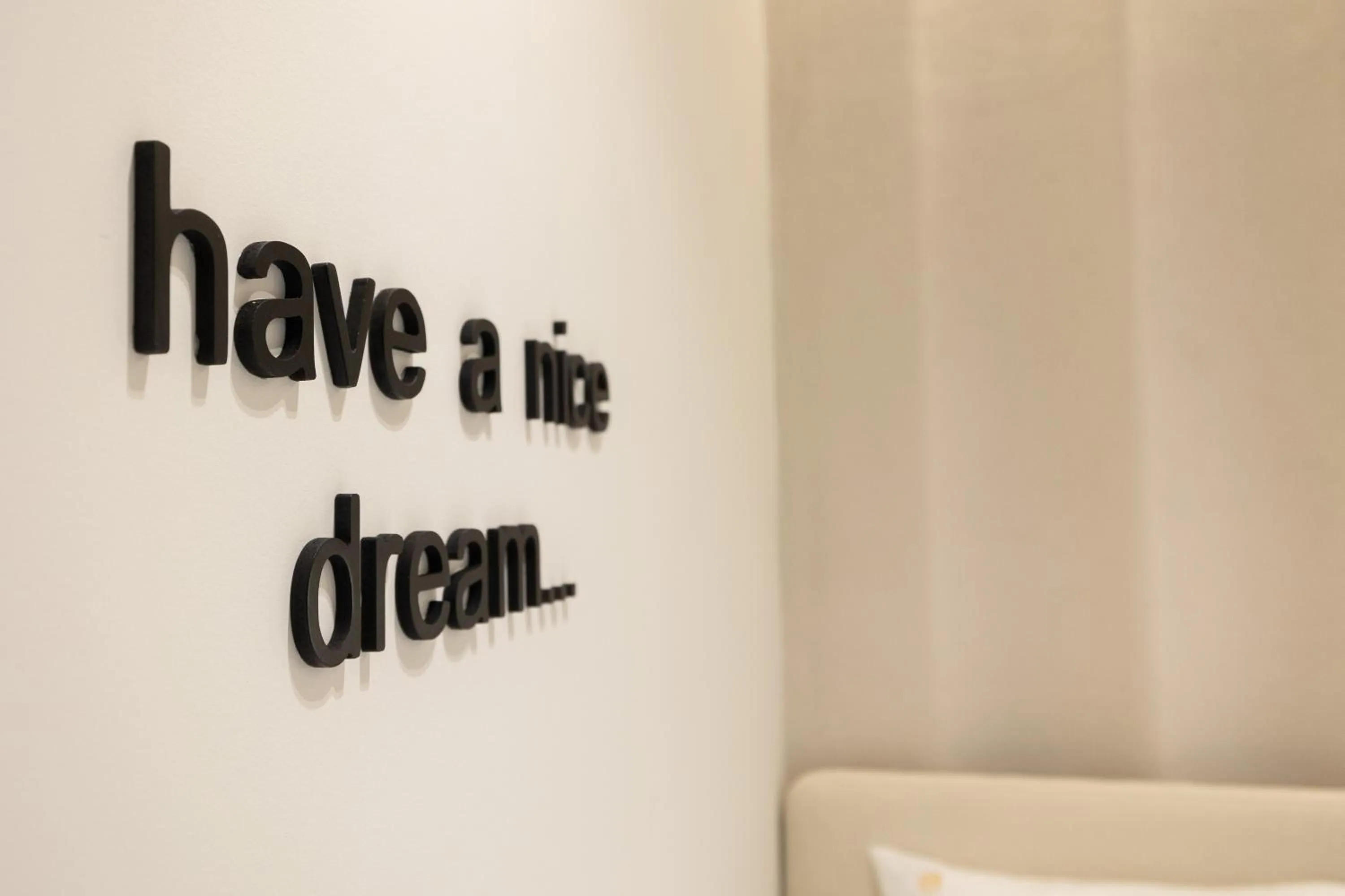 Text overlay in Hotel Beke