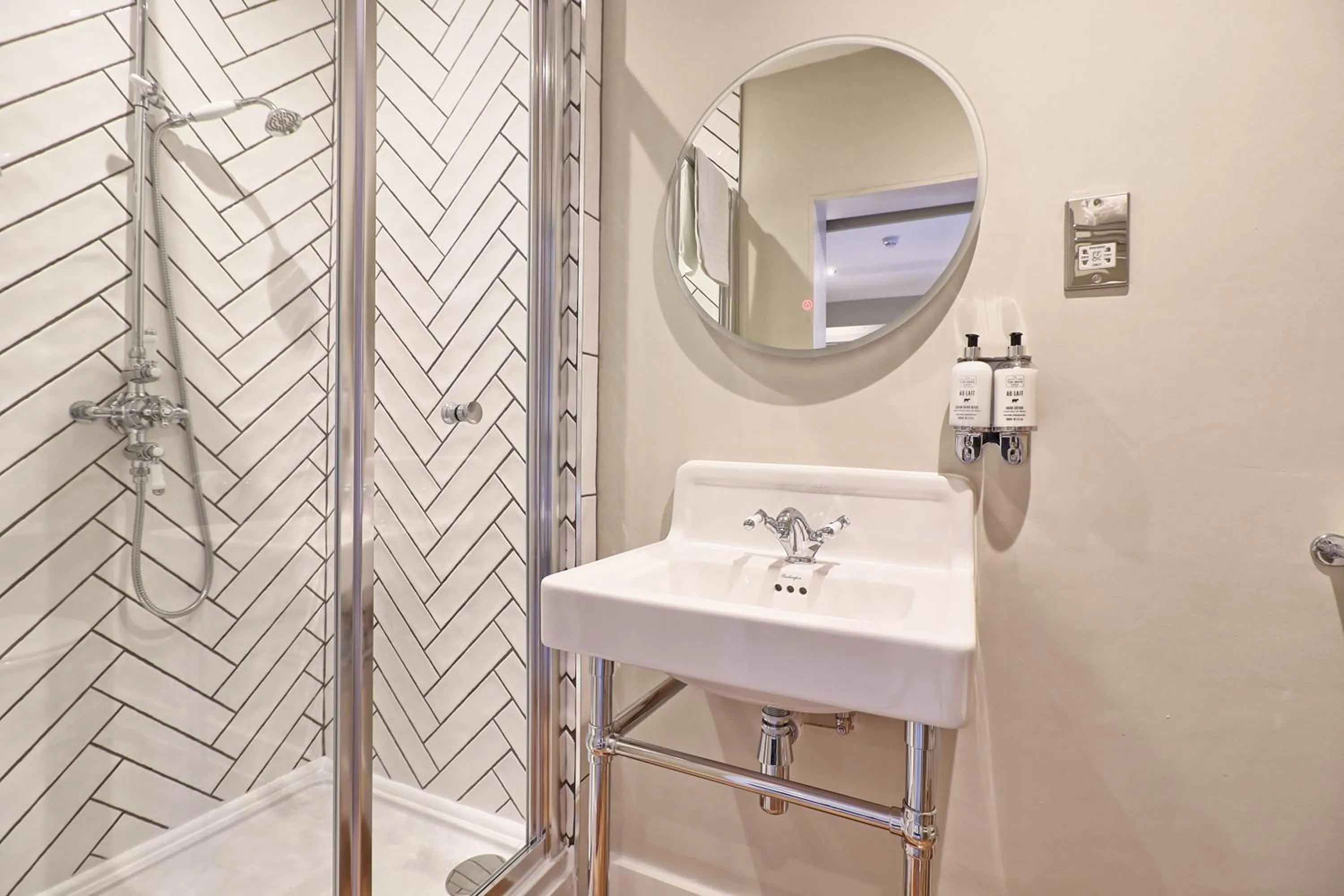 Shower in Ranfield's Brasserie Hotel Rooms