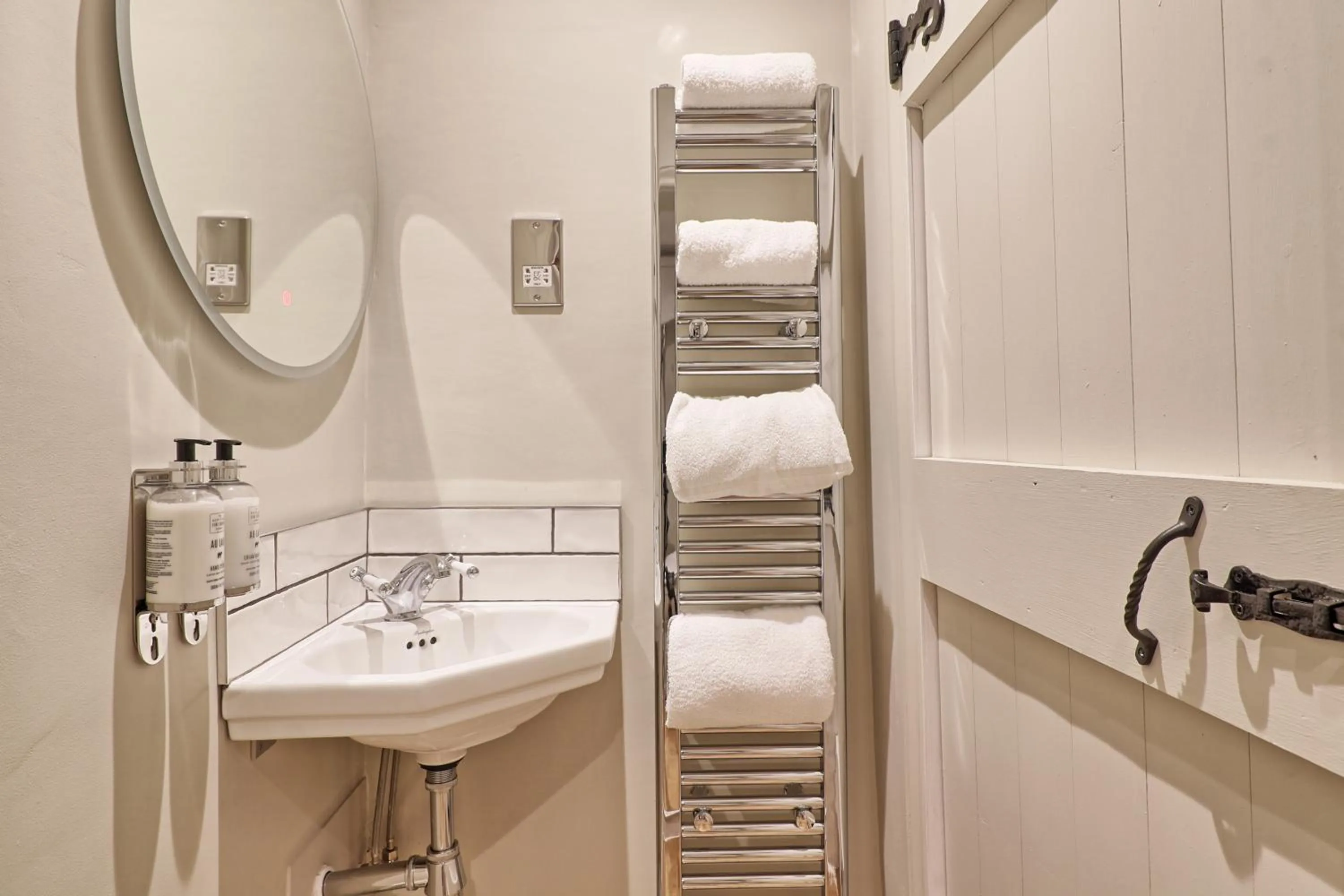 Bathroom in Ranfield's Brasserie Hotel Rooms