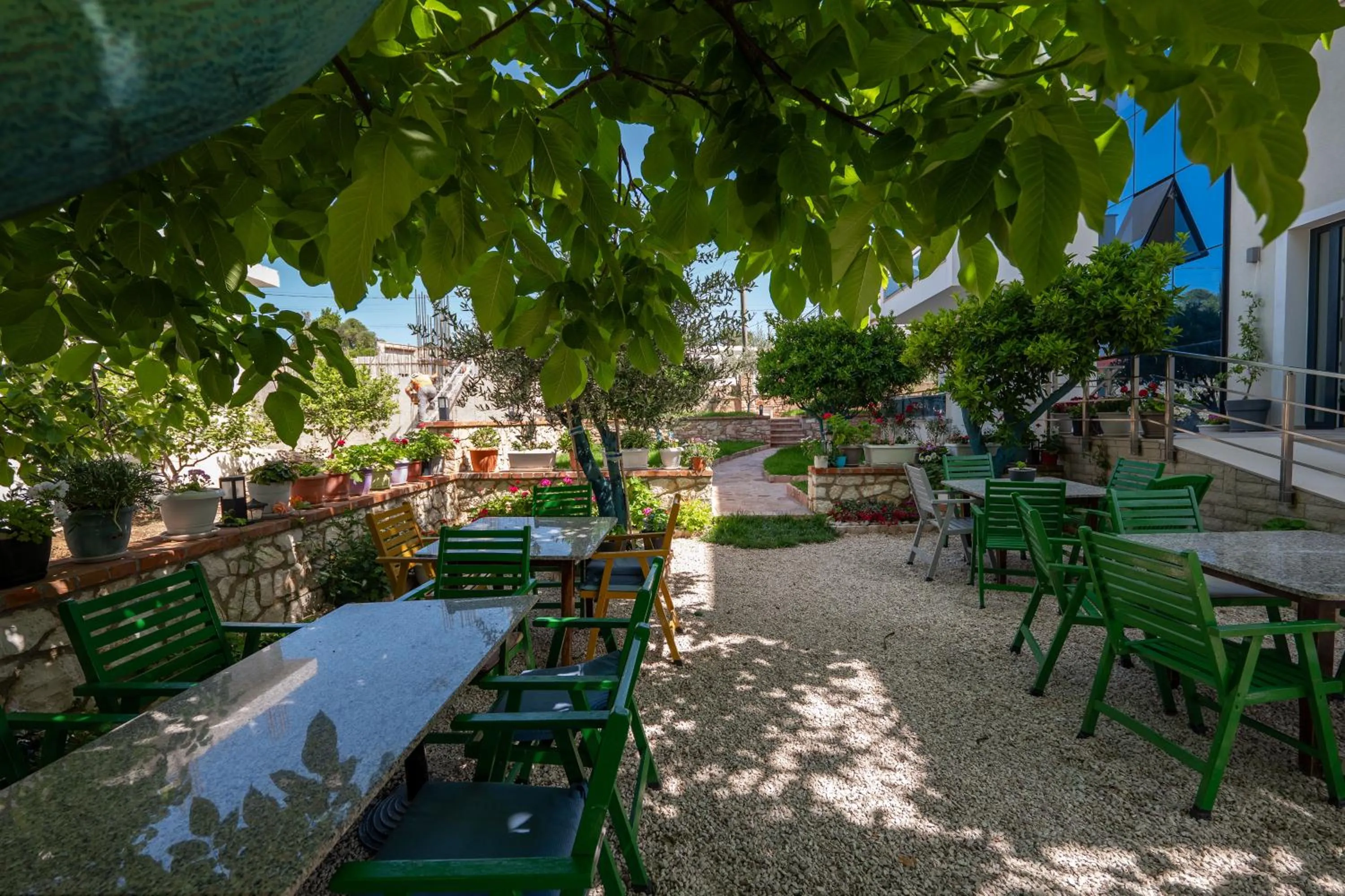 Restaurant/places to eat in Golden Hotel