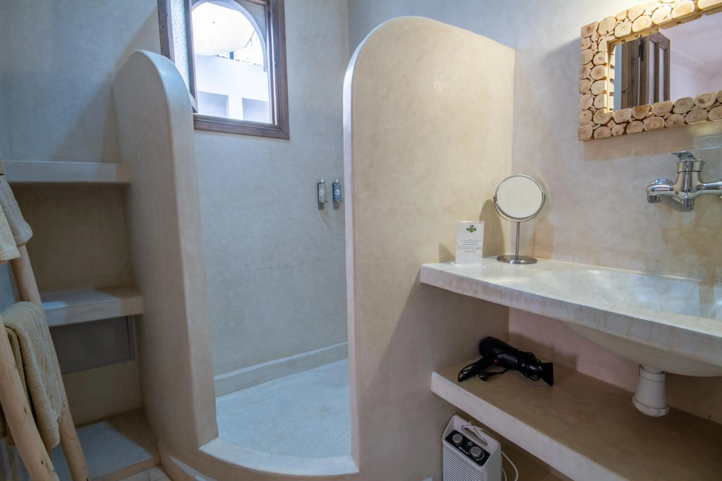 Shower in Riad Bab Aljana