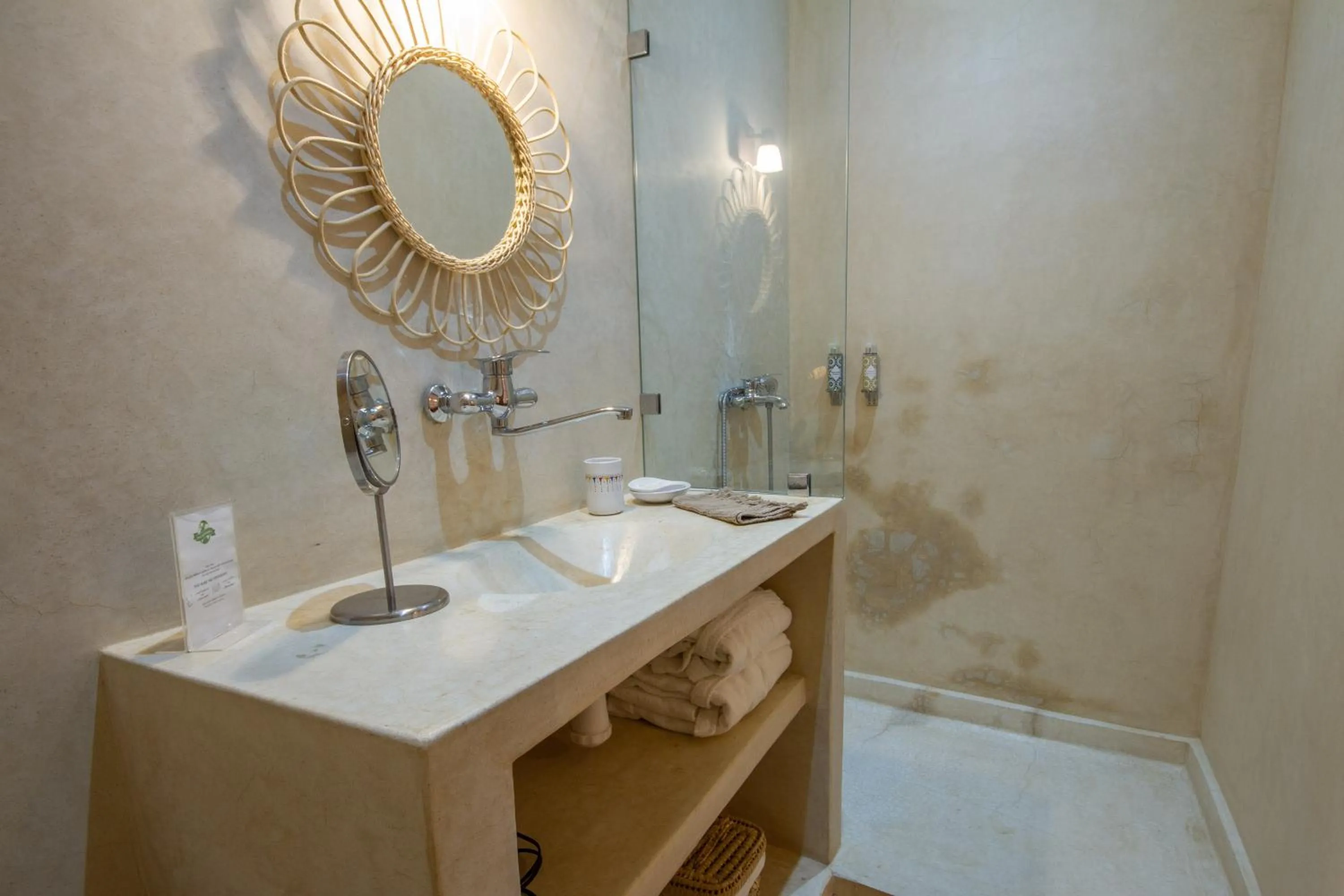 Shower in Riad Bab Aljana