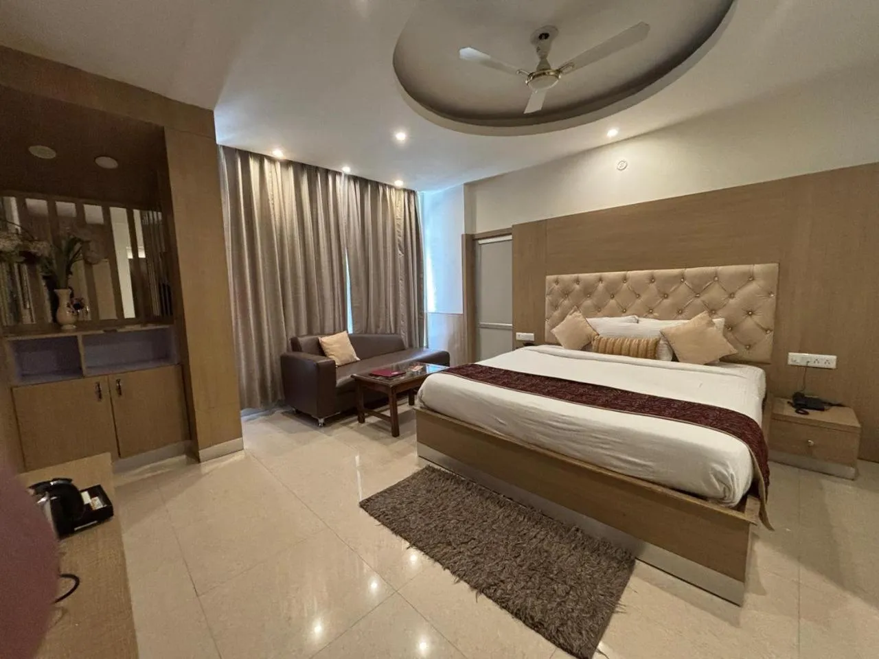 Street view, Bed in Hotel Bob's N Barley Luxury Room Best Hotel in McLeod Ganj