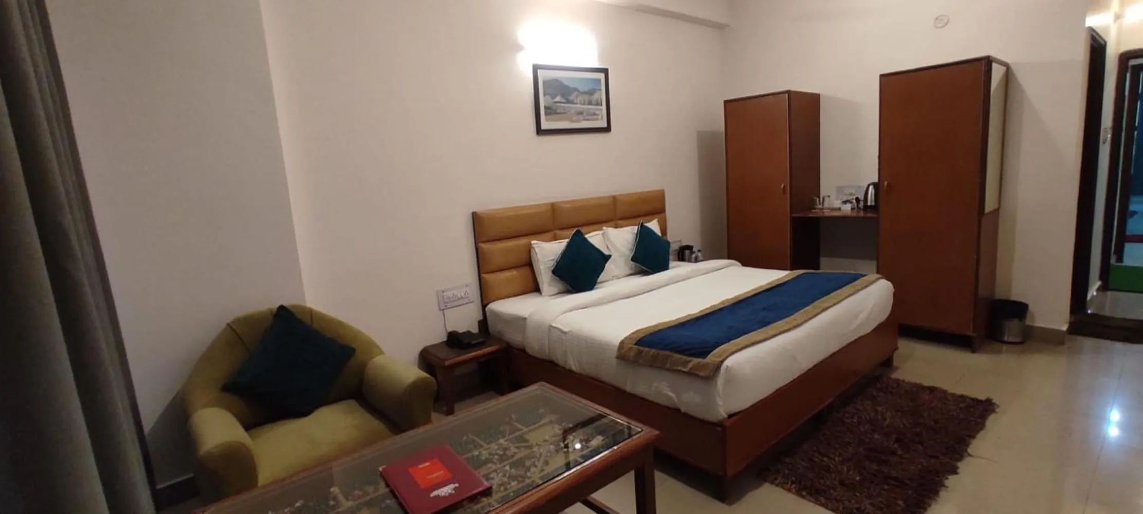 Photo of the whole room, Bed in Hotel Bob's N Barley Luxury Room Best Hotel in McLeod Ganj